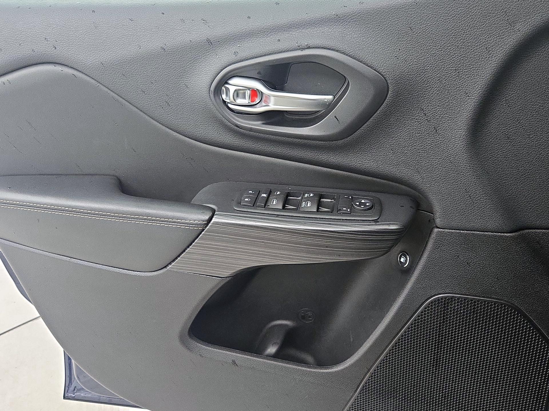 Thumbnail: 2015 Jeep Cherokee - 12