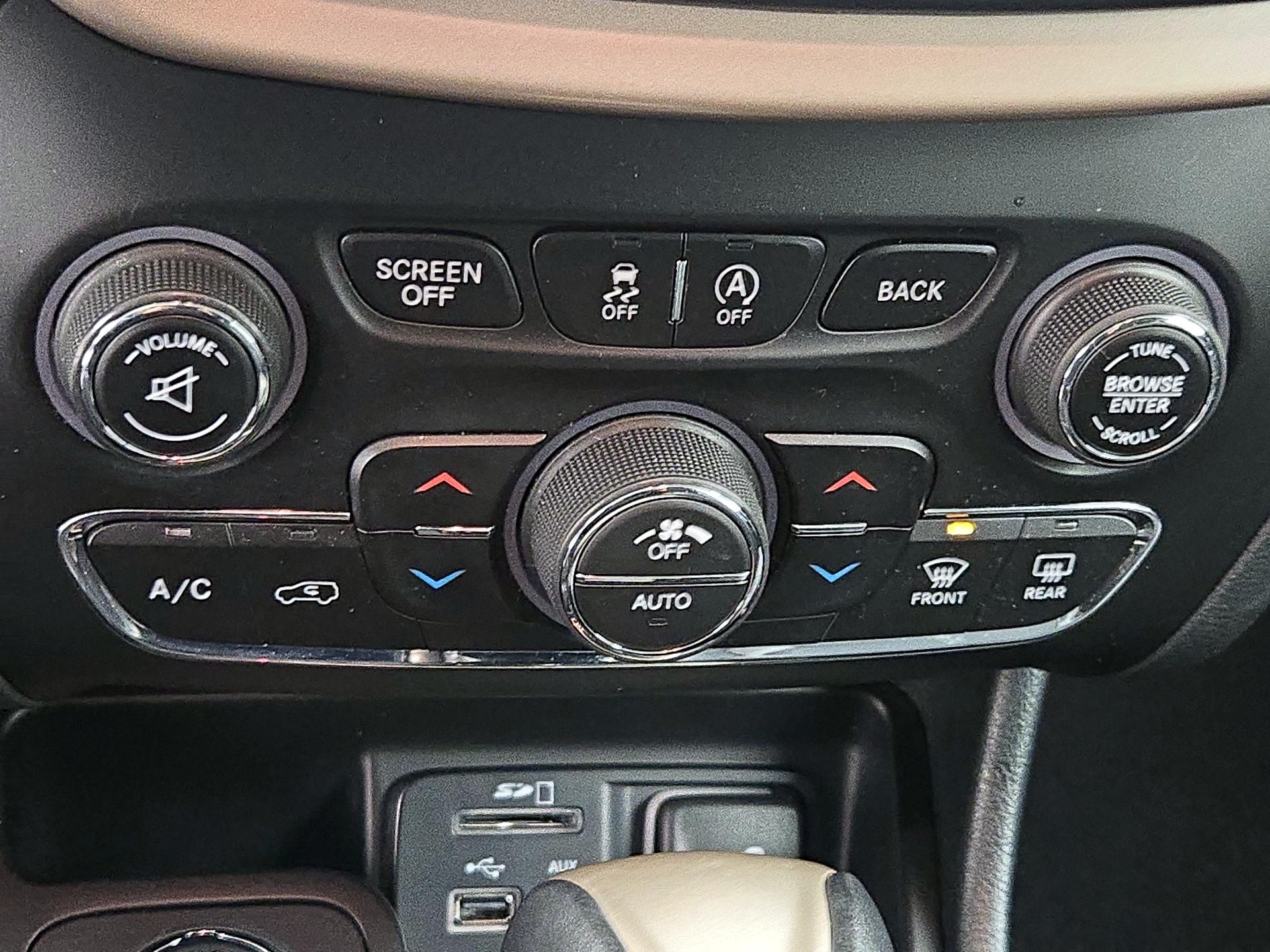 Thumbnail: 2015 Jeep Cherokee - 17