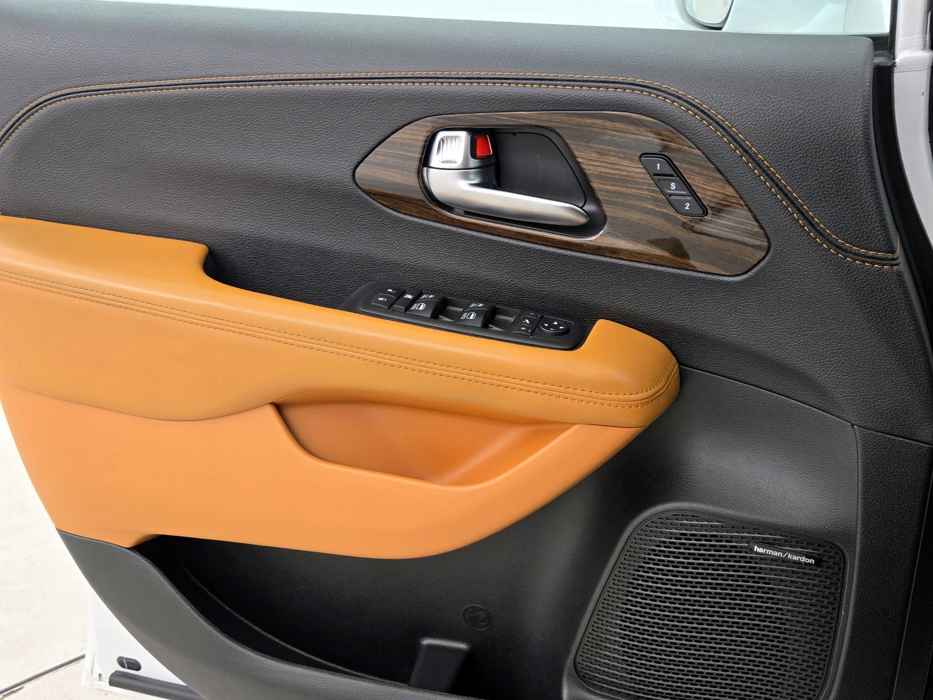 Thumbnail: 2021 Chrysler Pacifica - 12