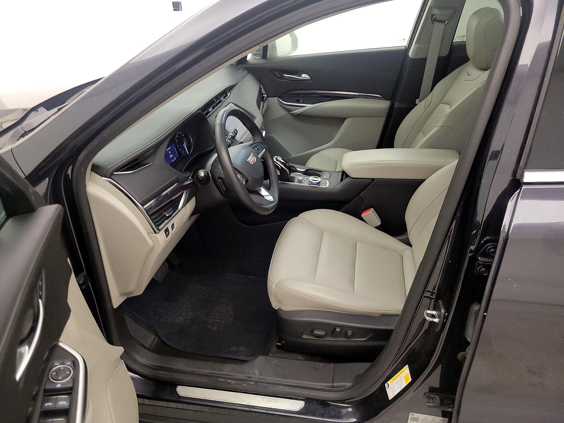 Thumbnail: 2022 Cadillac XT4 - 11