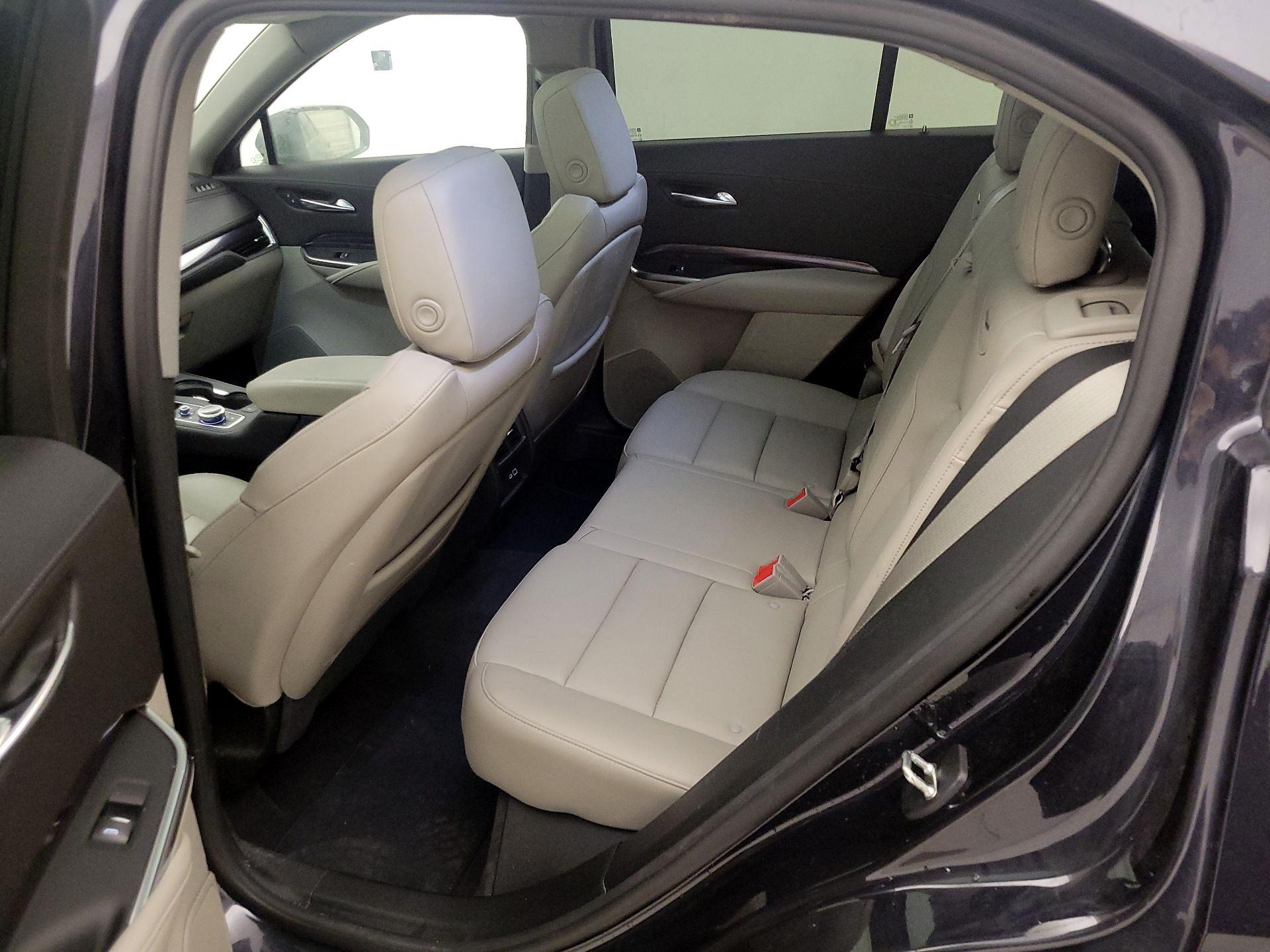 Thumbnail: 2022 Cadillac XT4 - 20