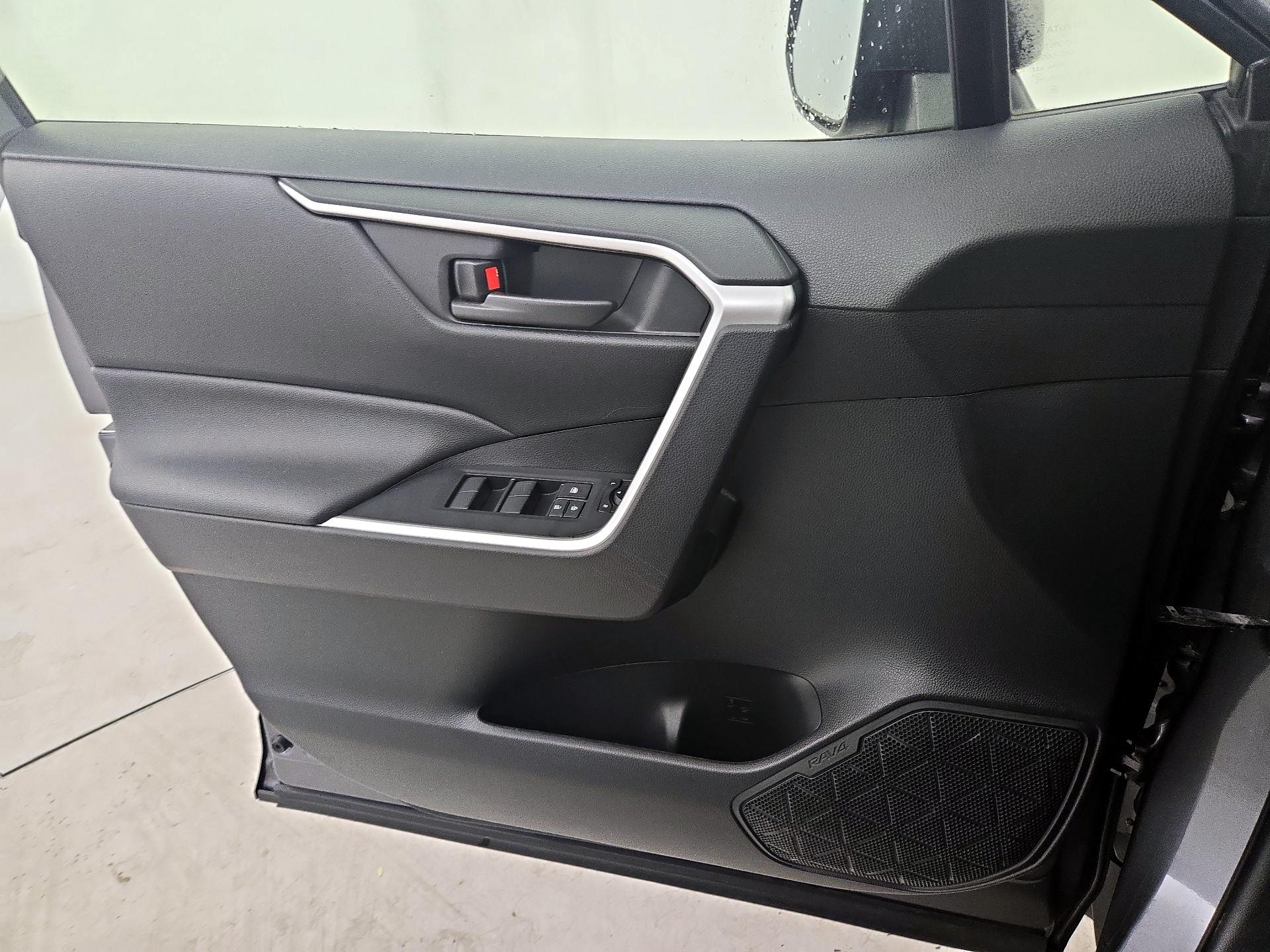 Thumbnail: 2020 Toyota RAV4 - 12