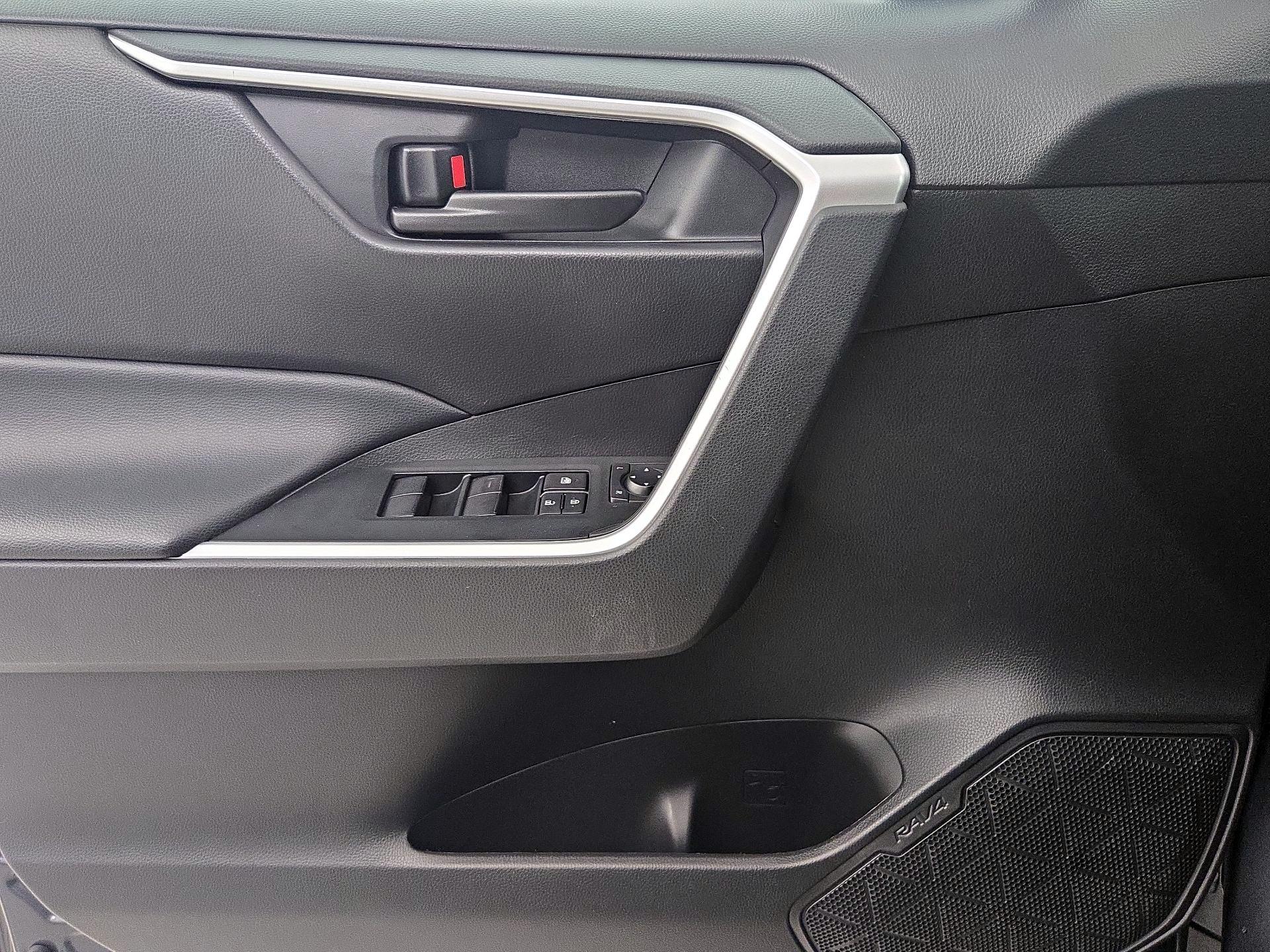 Thumbnail: 2022 Toyota RAV4 - 12