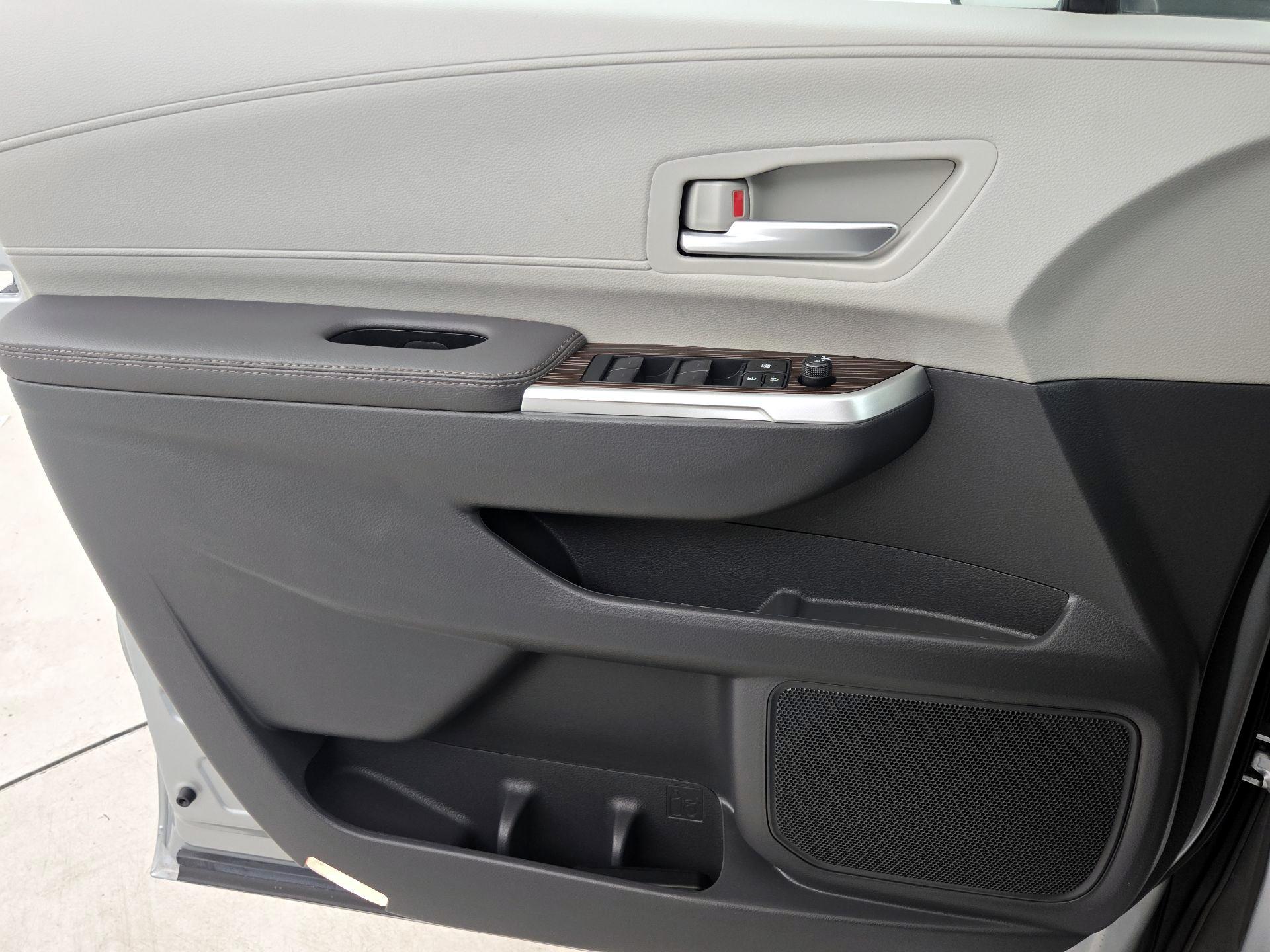 Thumbnail: 2023 Toyota Sienna - 12