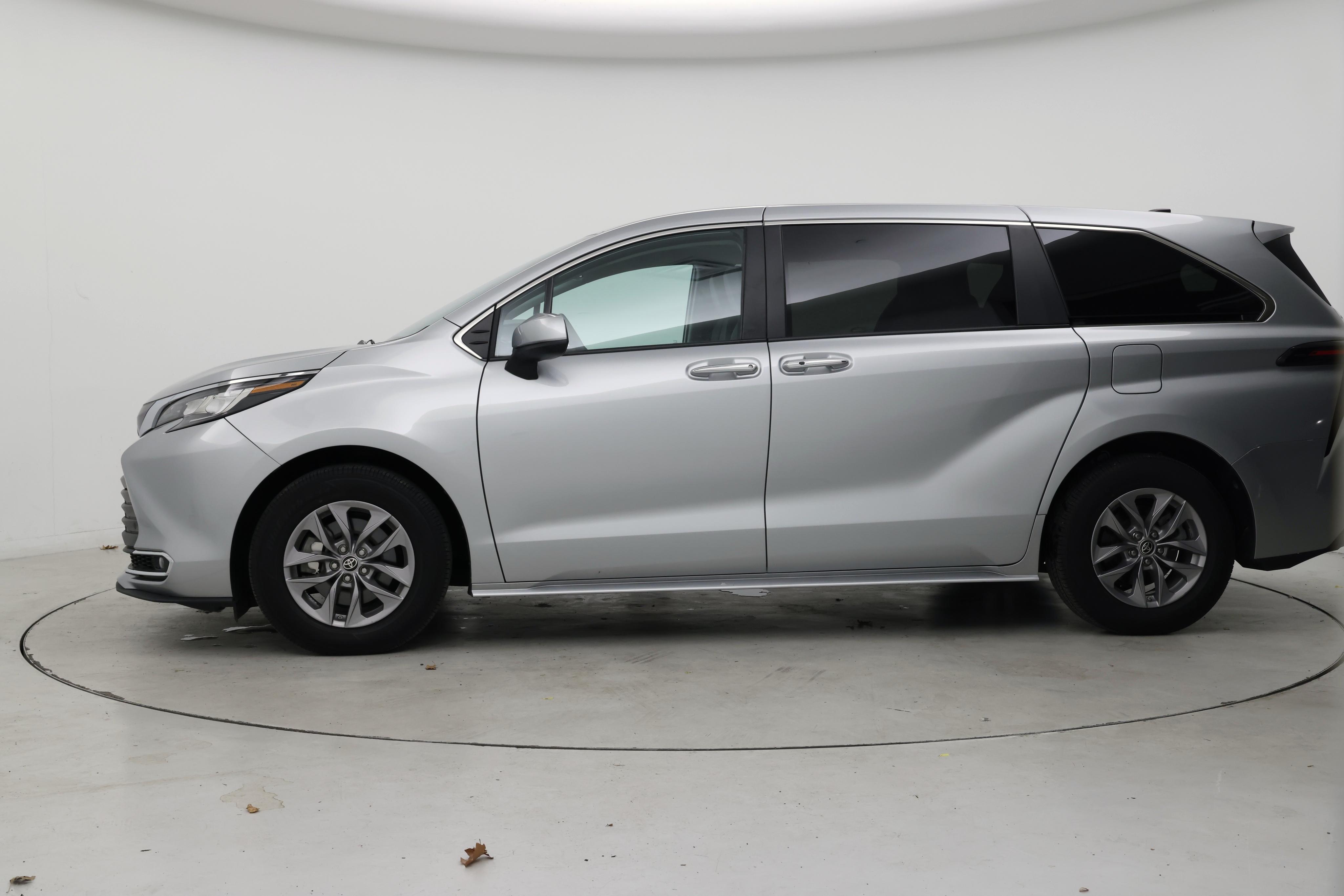 Thumbnail: 2023 Toyota Sienna - 3