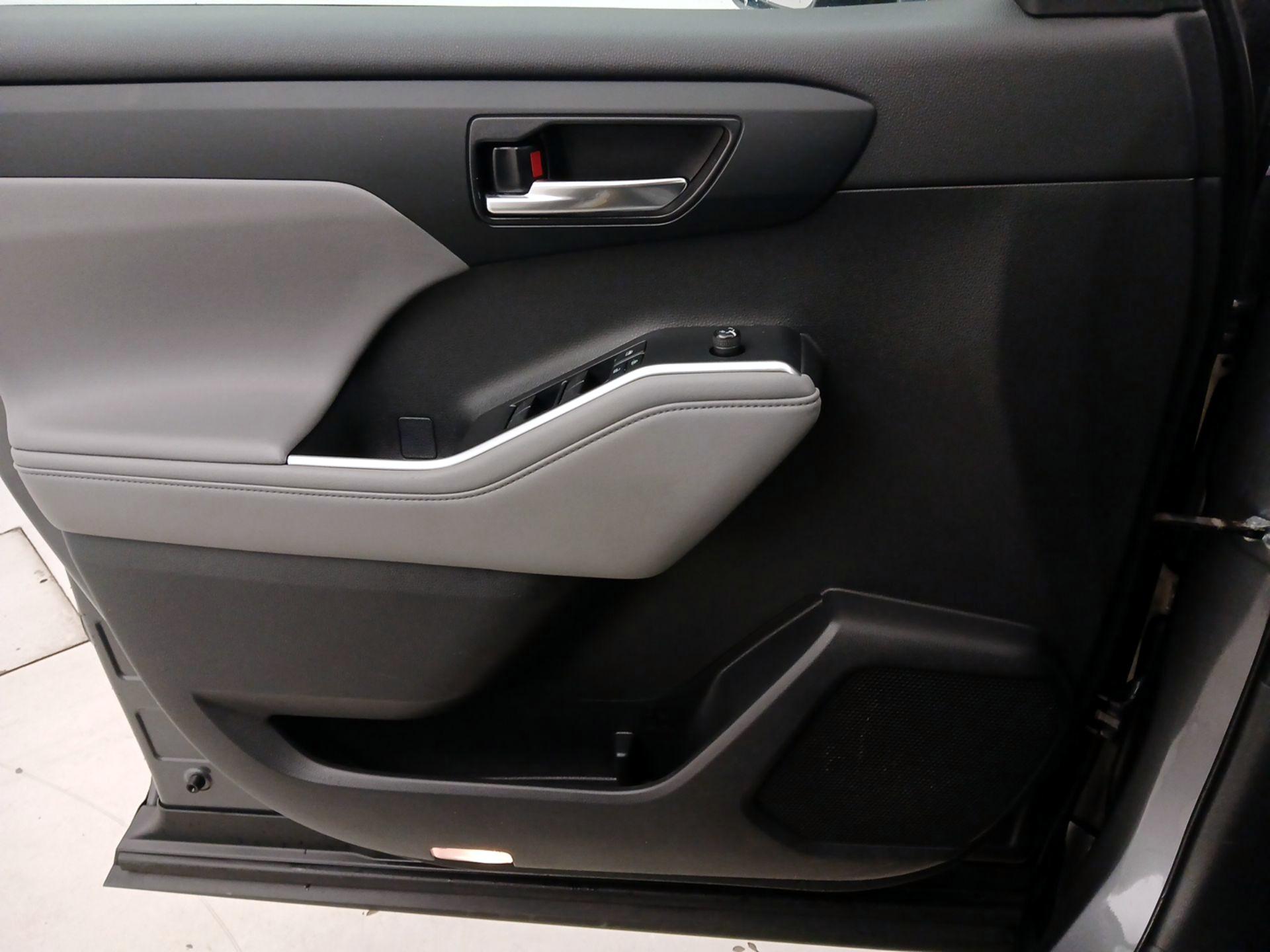 Thumbnail: 2021 Toyota Highlander - 12