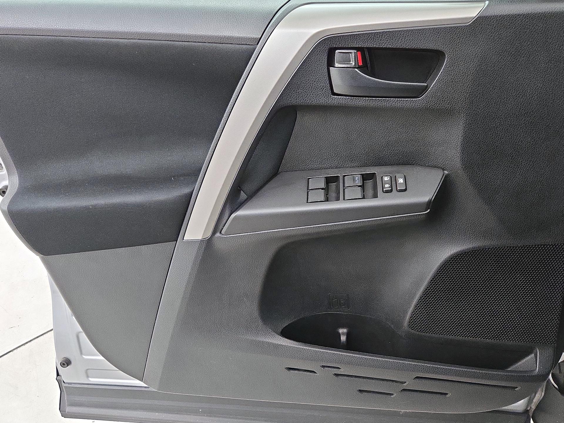 Thumbnail: 2018 Toyota RAV4 - 12