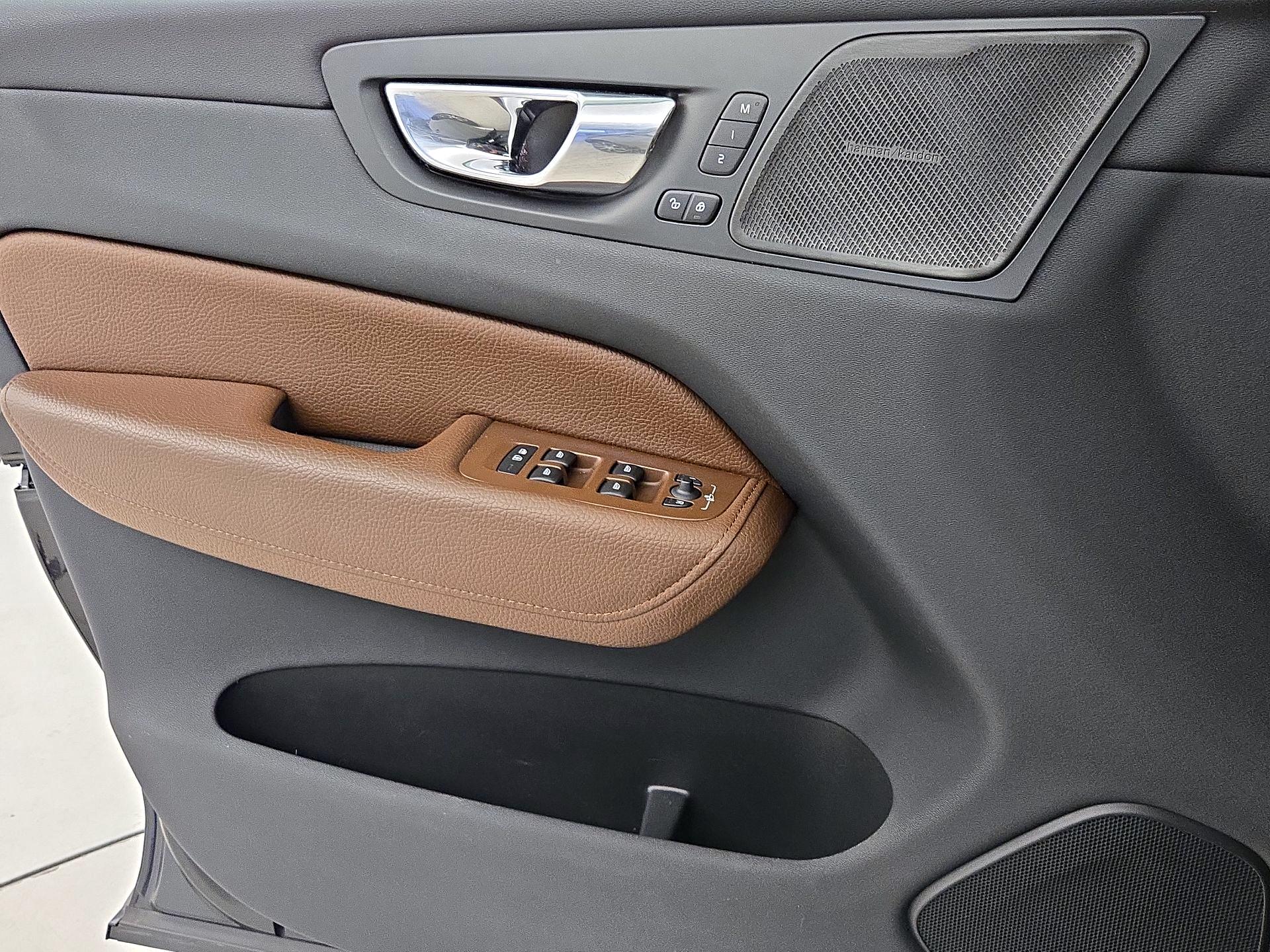 Thumbnail: 2019 Volvo XC60 - 12