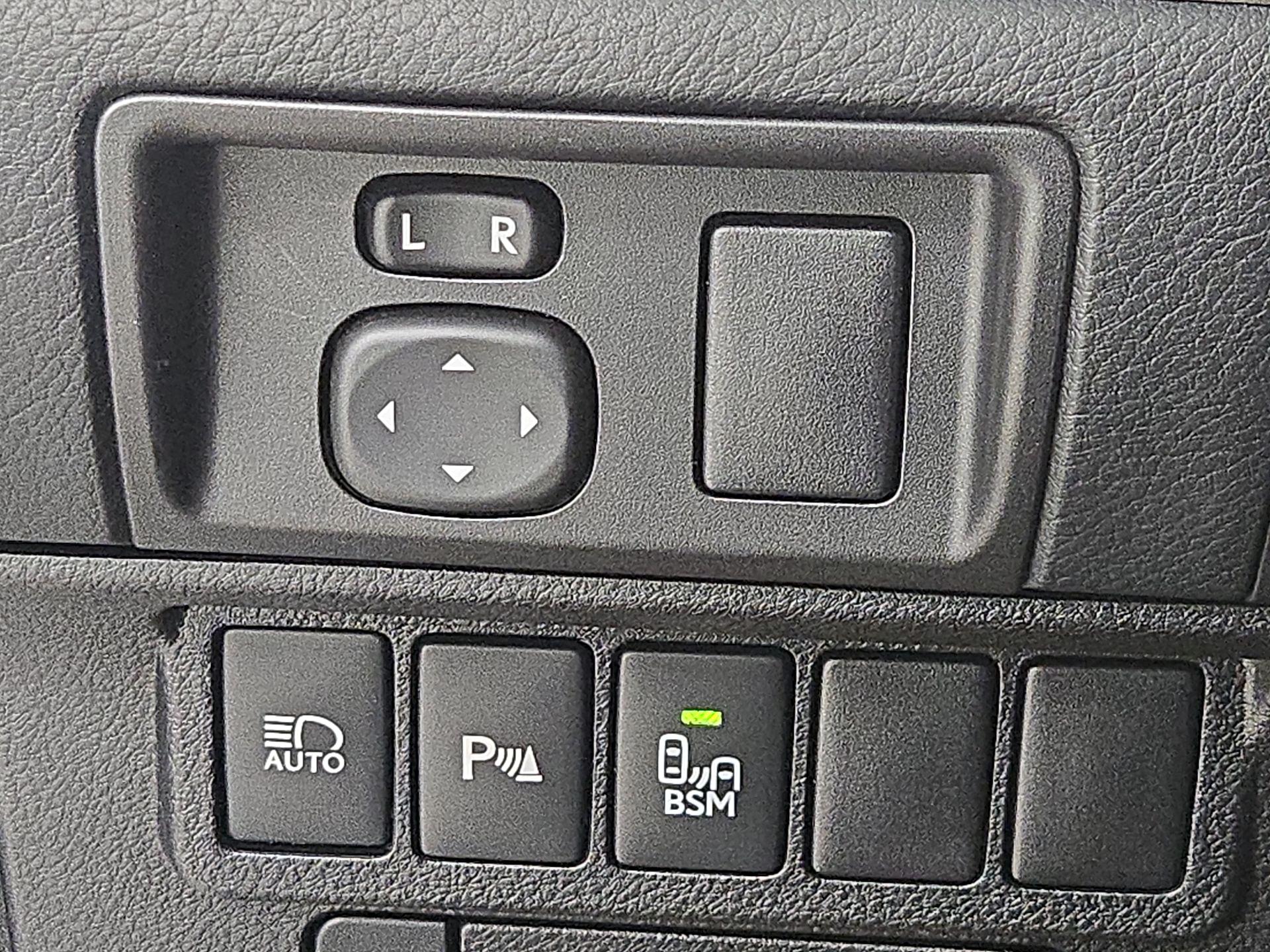 Thumbnail: 2017 Lexus ES - 13