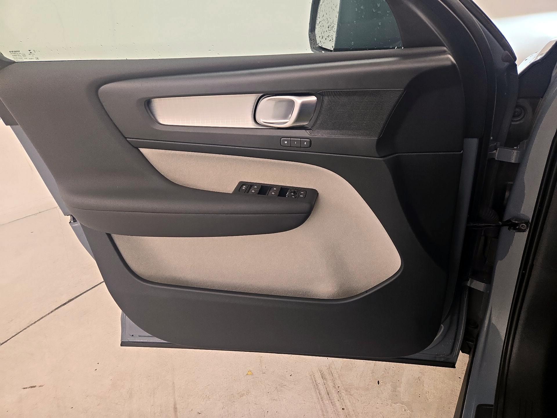 Thumbnail: 2020 Volvo XC40 - 12