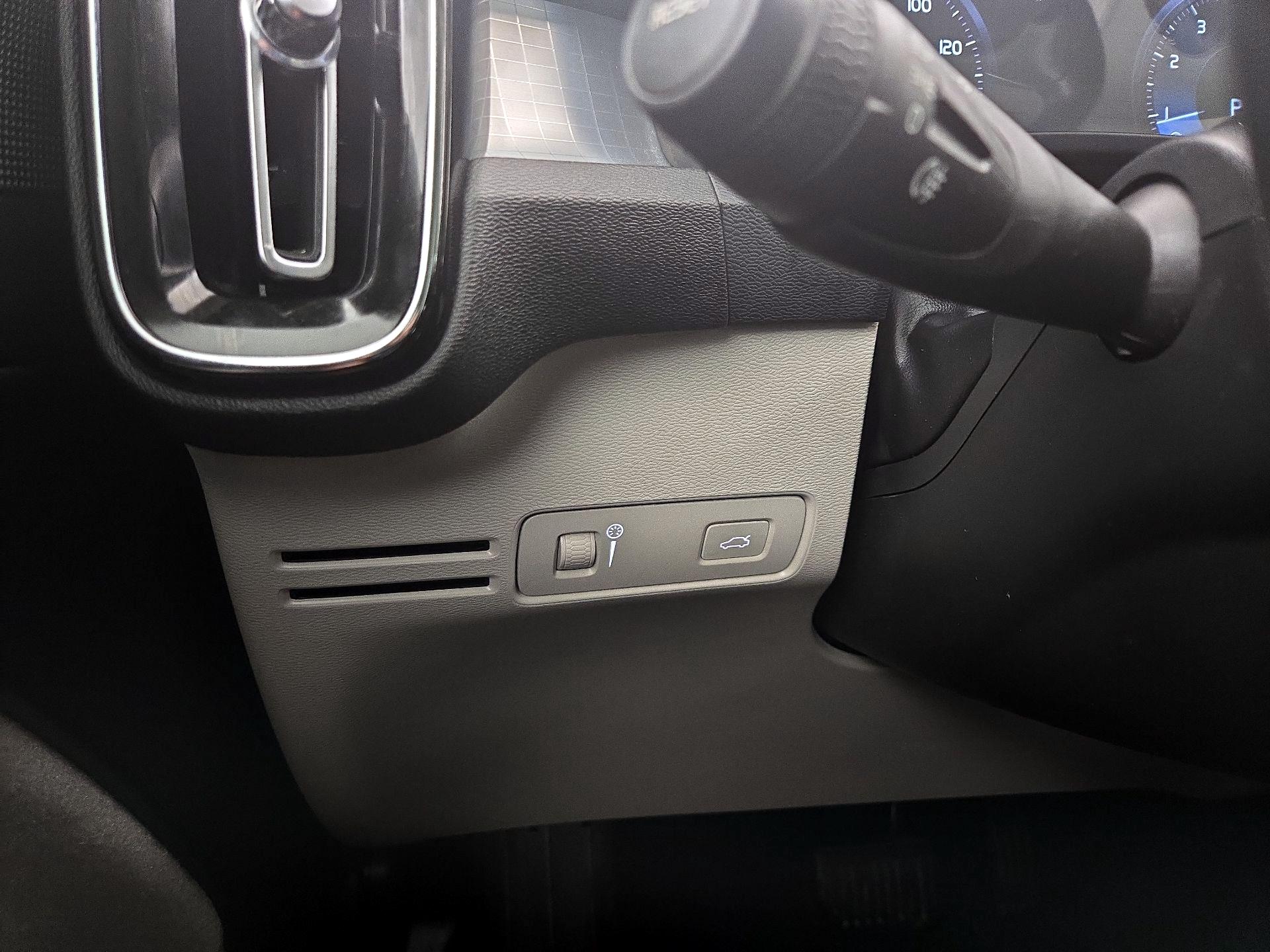 Thumbnail: 2020 Volvo XC40 - 13