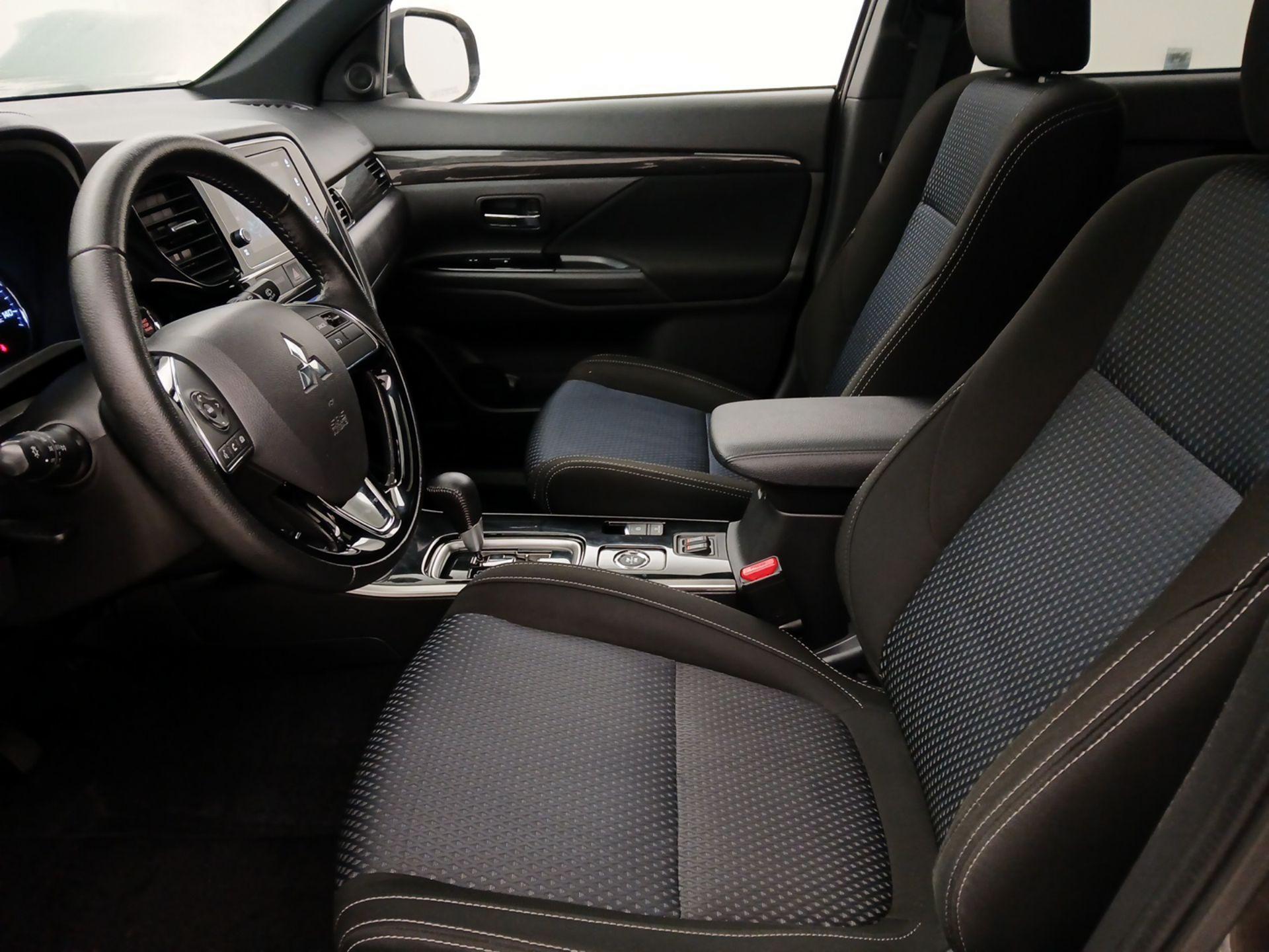 Thumbnail: 2018 Mitsubishi Outlander - 11