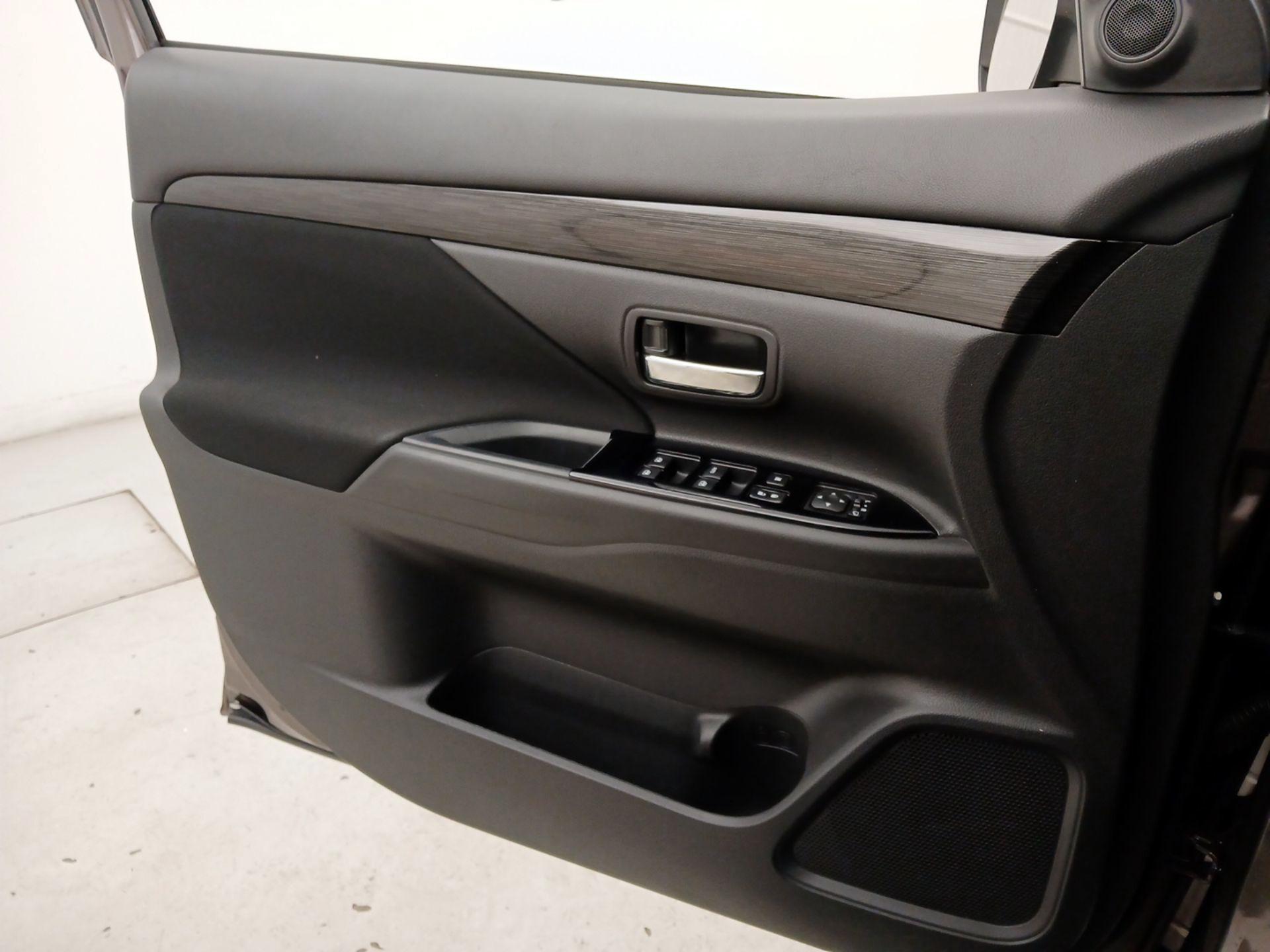 Thumbnail: 2018 Mitsubishi Outlander - 12