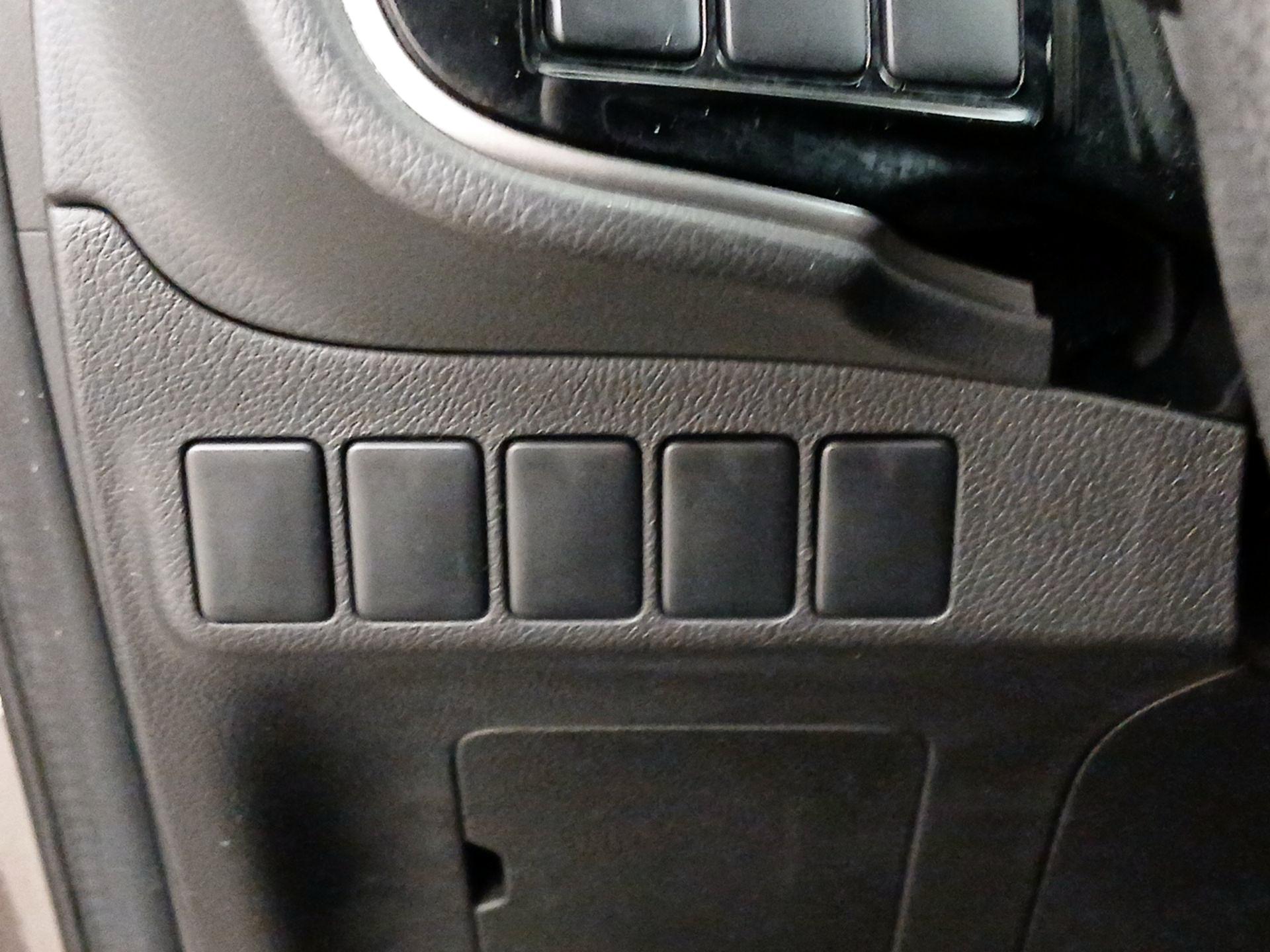 Thumbnail: 2018 Mitsubishi Outlander - 13