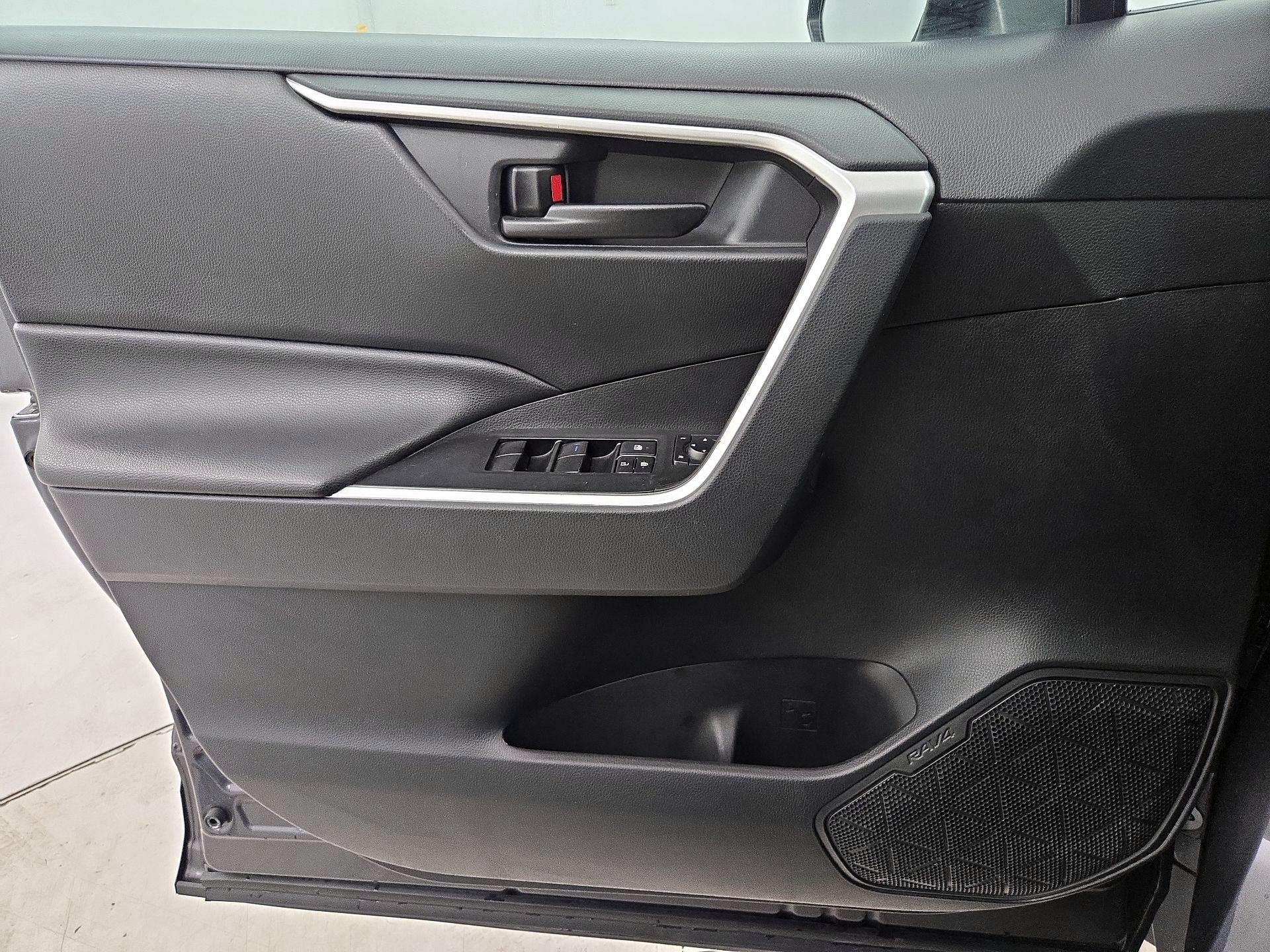 Thumbnail: 2019 Toyota RAV4 - 12