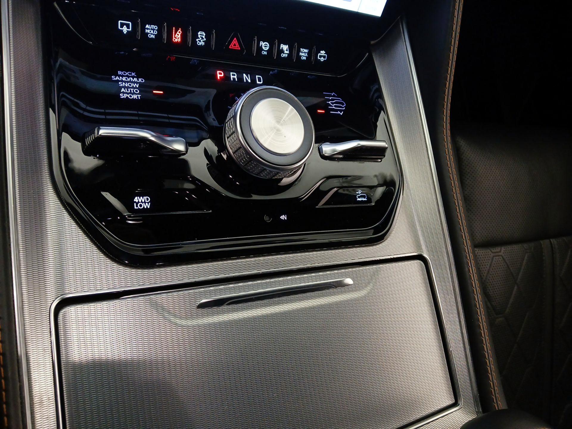 Thumbnail: 2022 Jeep Grand Wagoneer - 18