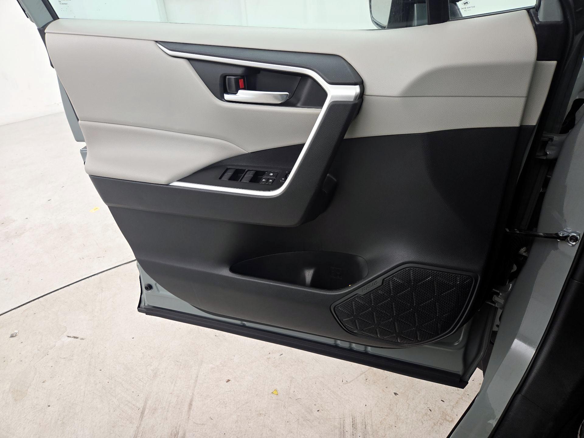 Thumbnail: 2021 Toyota RAV4 - 12