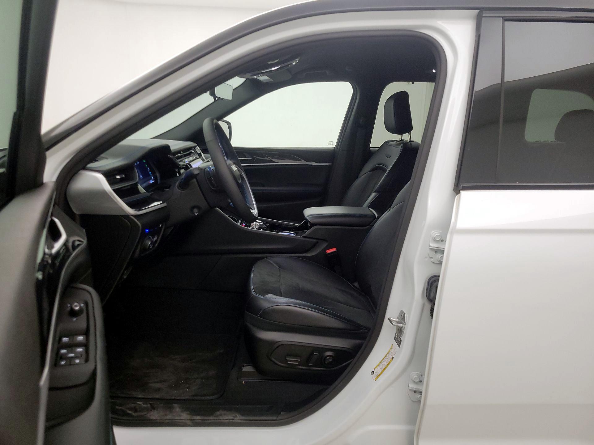 Thumbnail: 2023 Jeep Grand Cherokee - 11