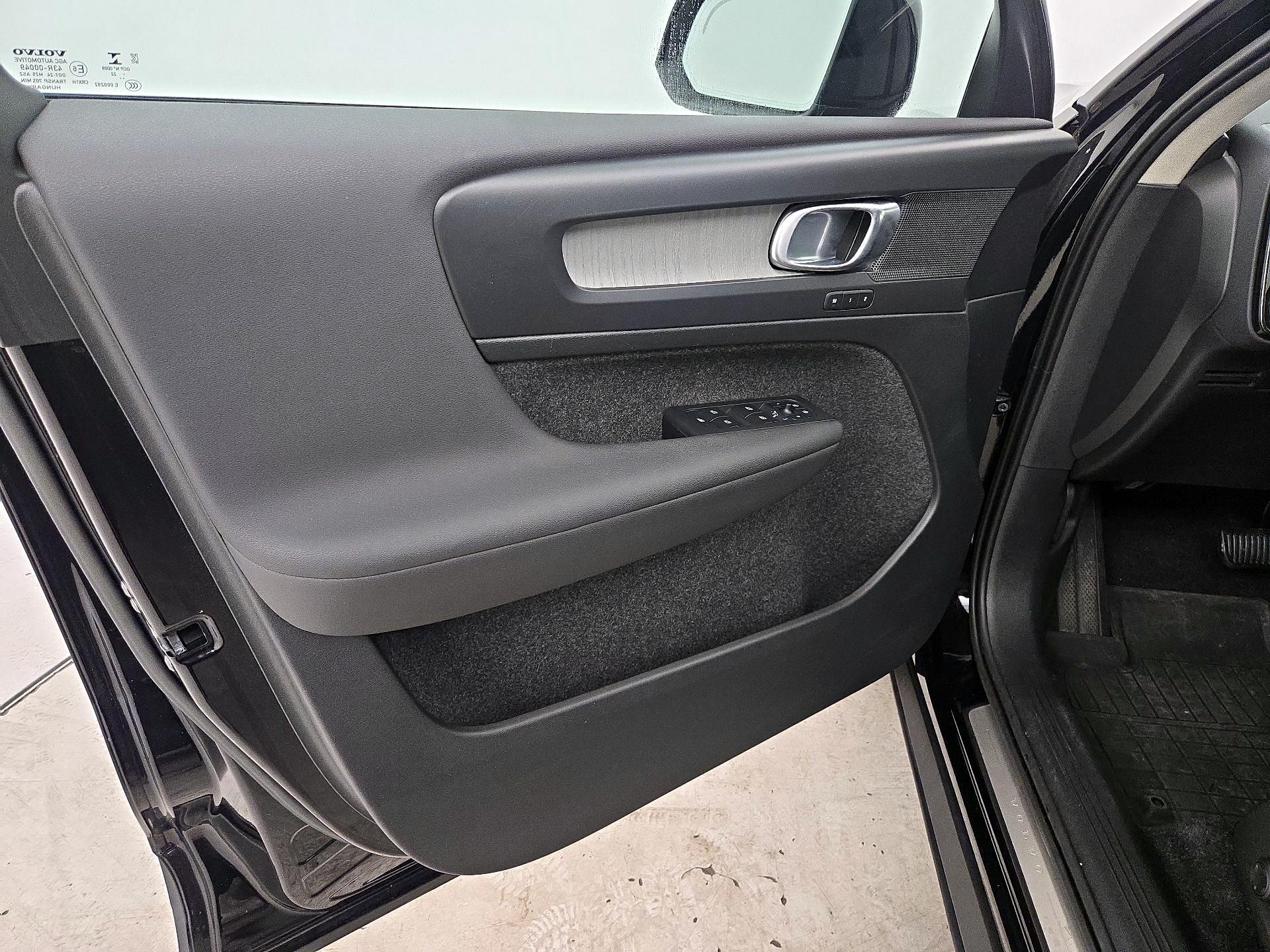 Thumbnail: 2023 Volvo XC40 - 12