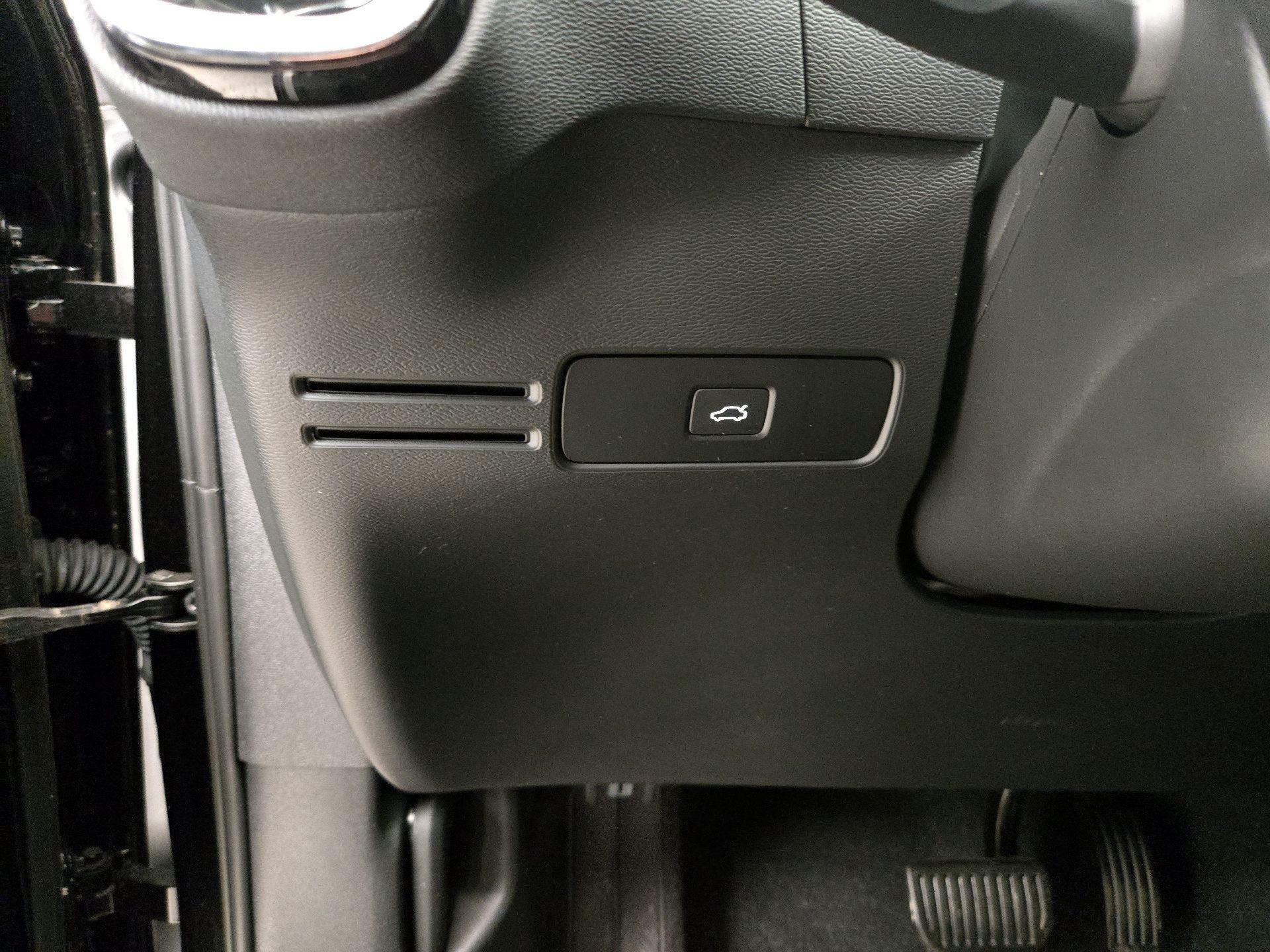 Thumbnail: 2023 Volvo XC40 - 13