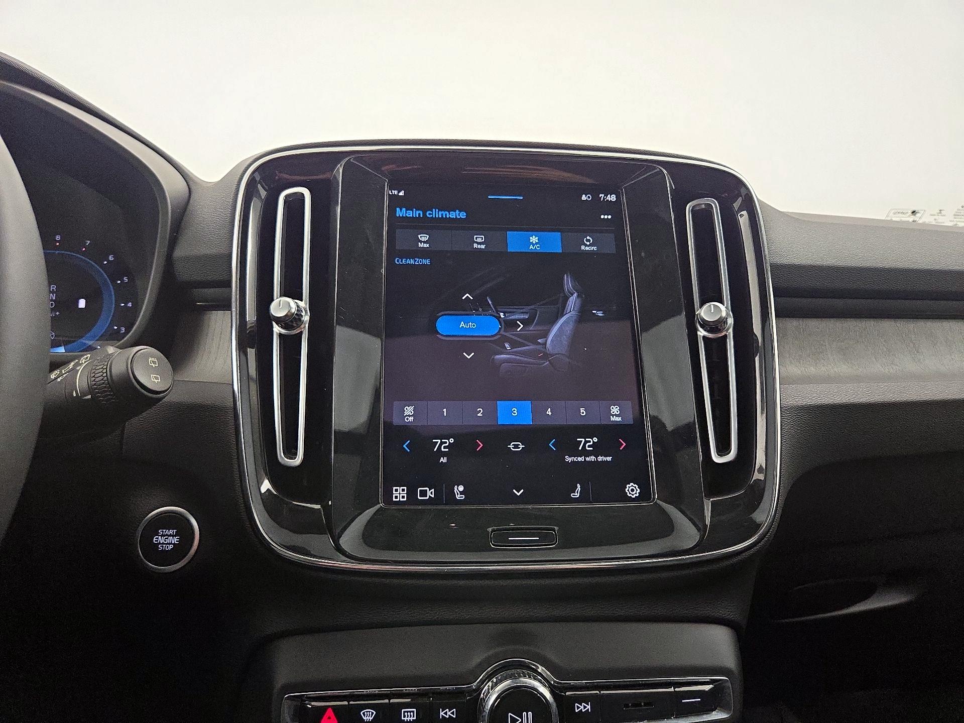 Thumbnail: 2023 Volvo XC40 - 17