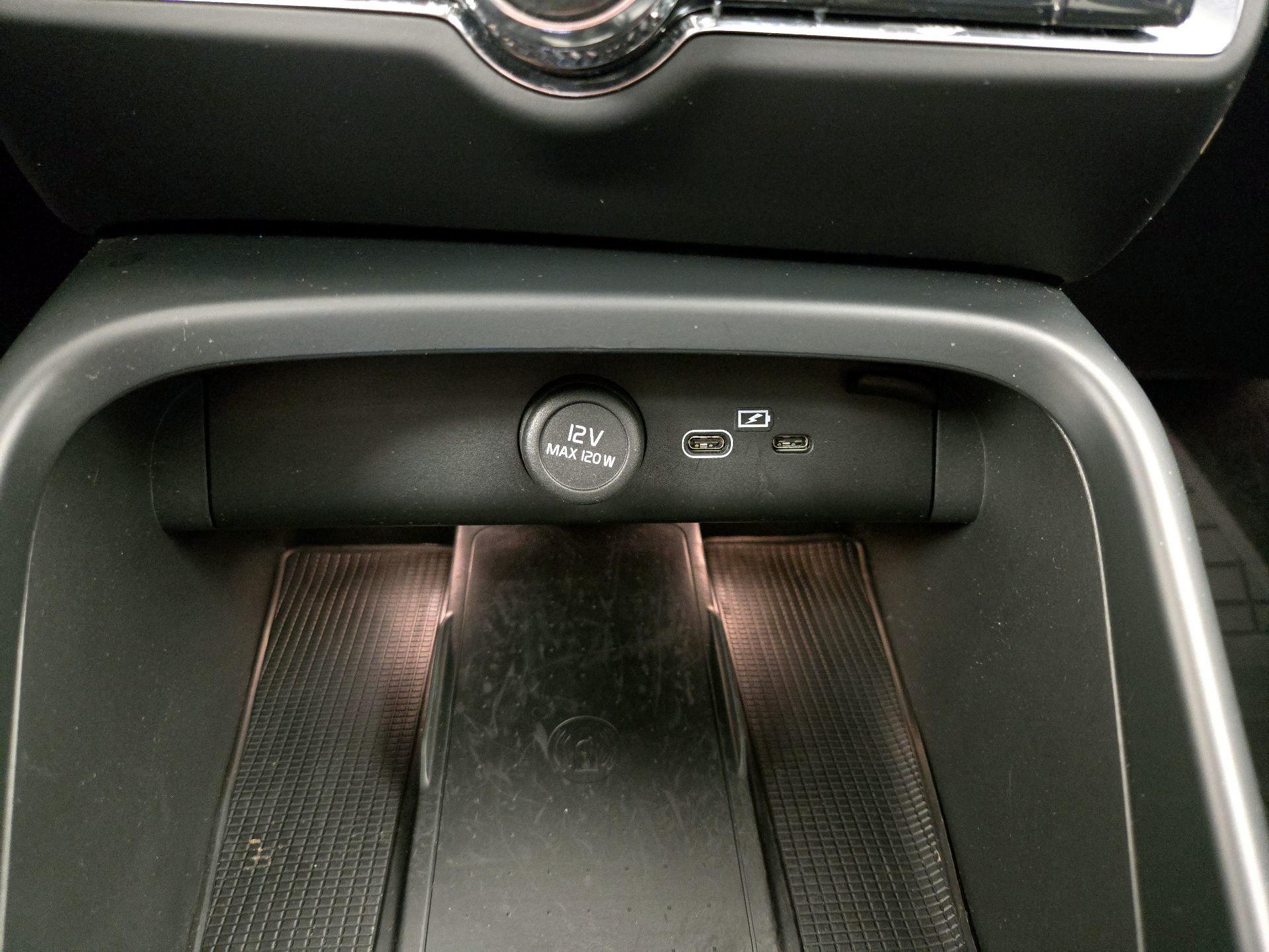 Thumbnail: 2023 Volvo XC40 - 19