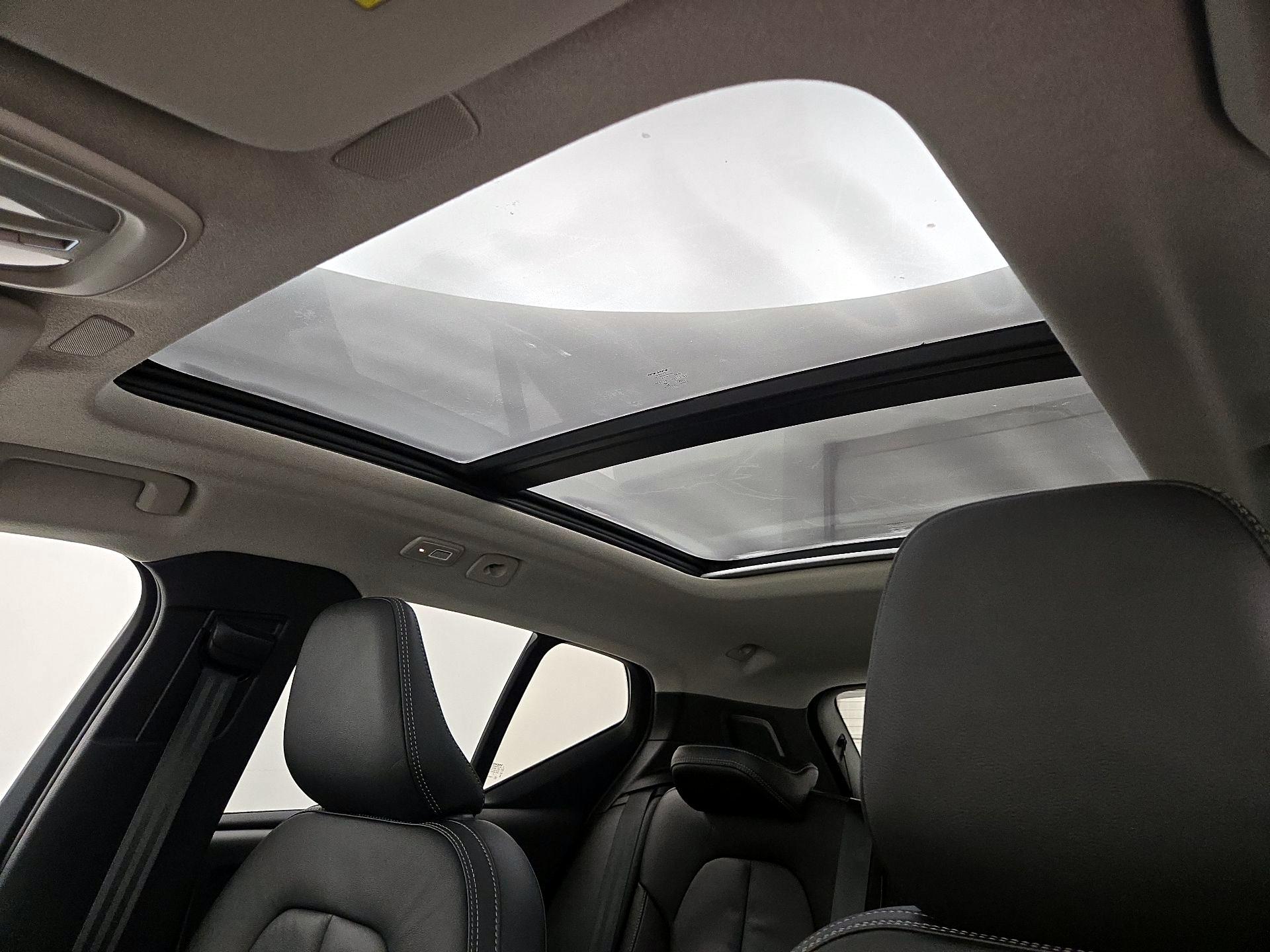 Thumbnail: 2023 Volvo XC40 - 20