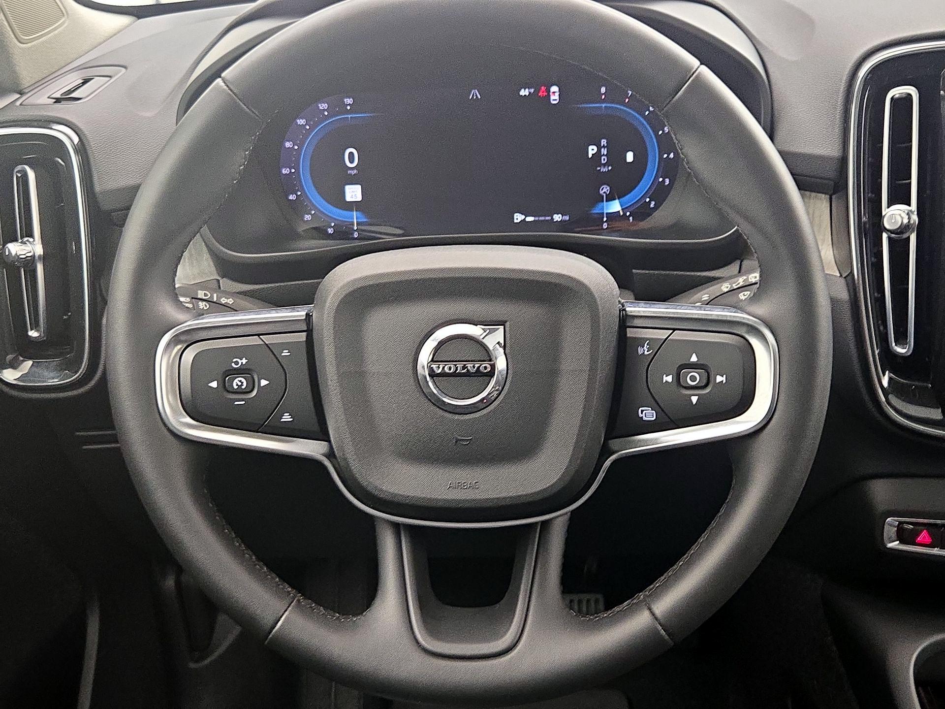 Thumbnail: 2023 Volvo XC40 - 10