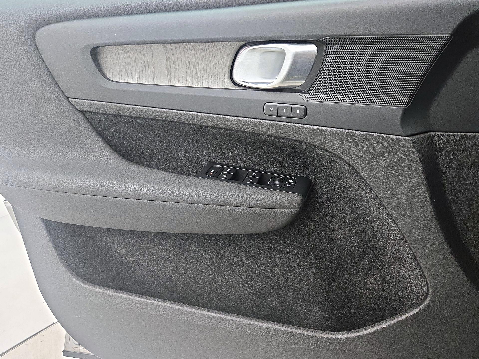 Thumbnail: 2023 Volvo XC40 - 12