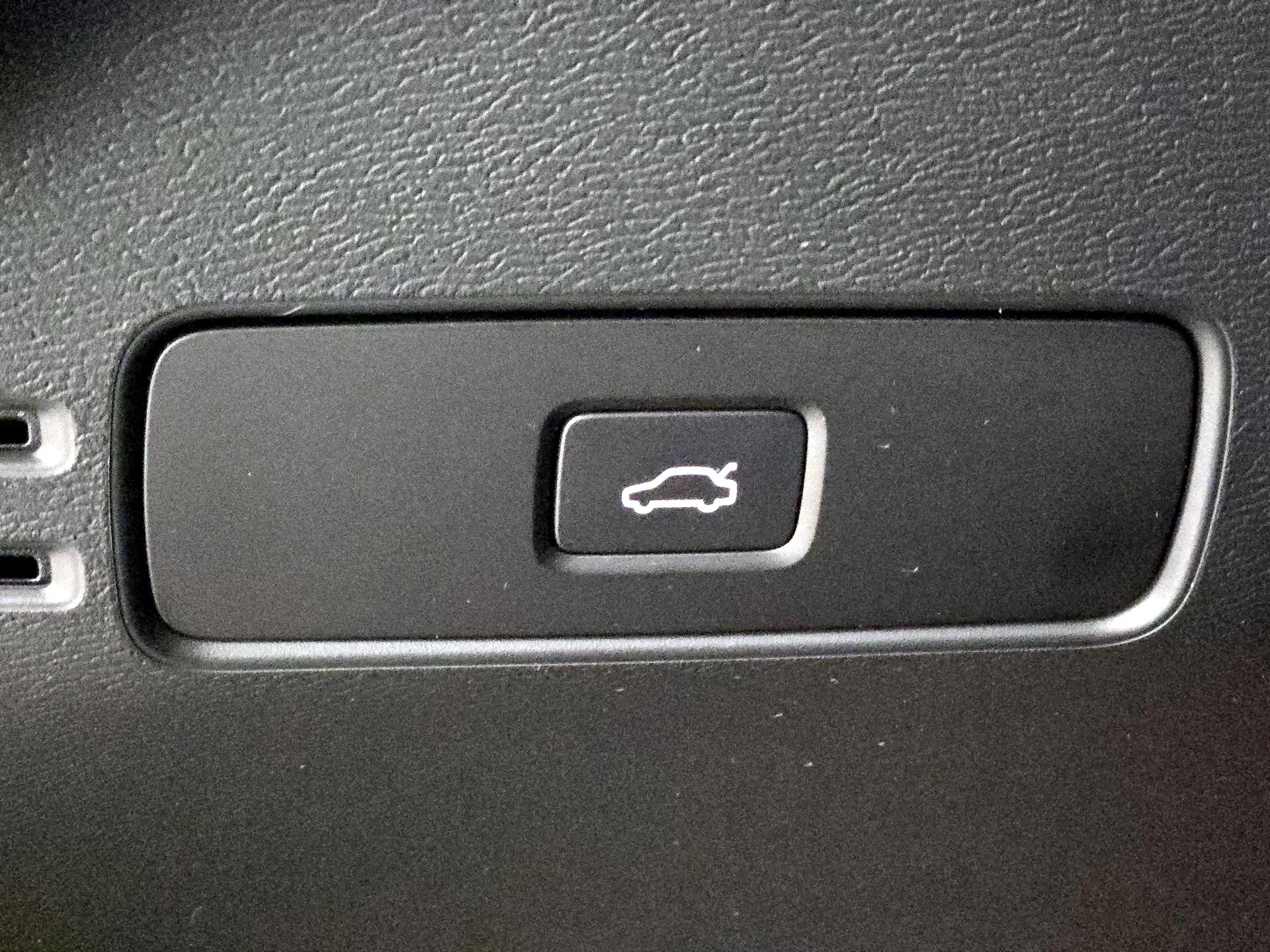 Thumbnail: 2023 Volvo XC40 - 13