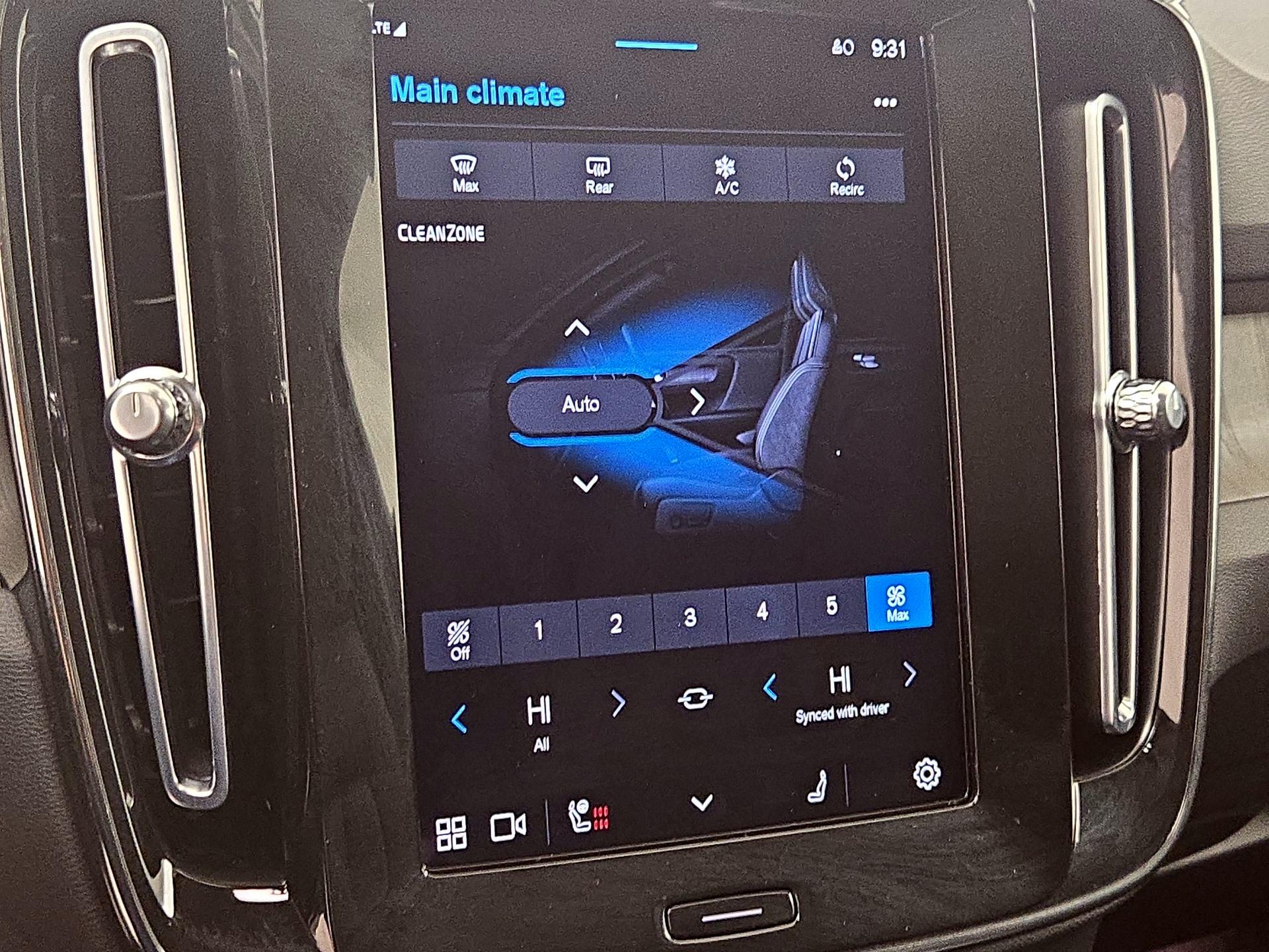 Thumbnail: 2023 Volvo XC40 - 16