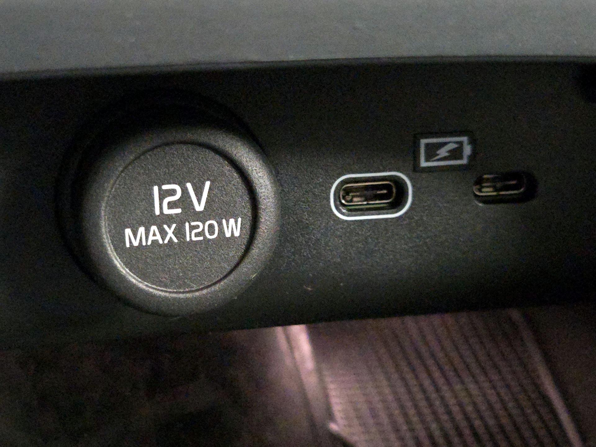 Thumbnail: 2023 Volvo XC40 - 18