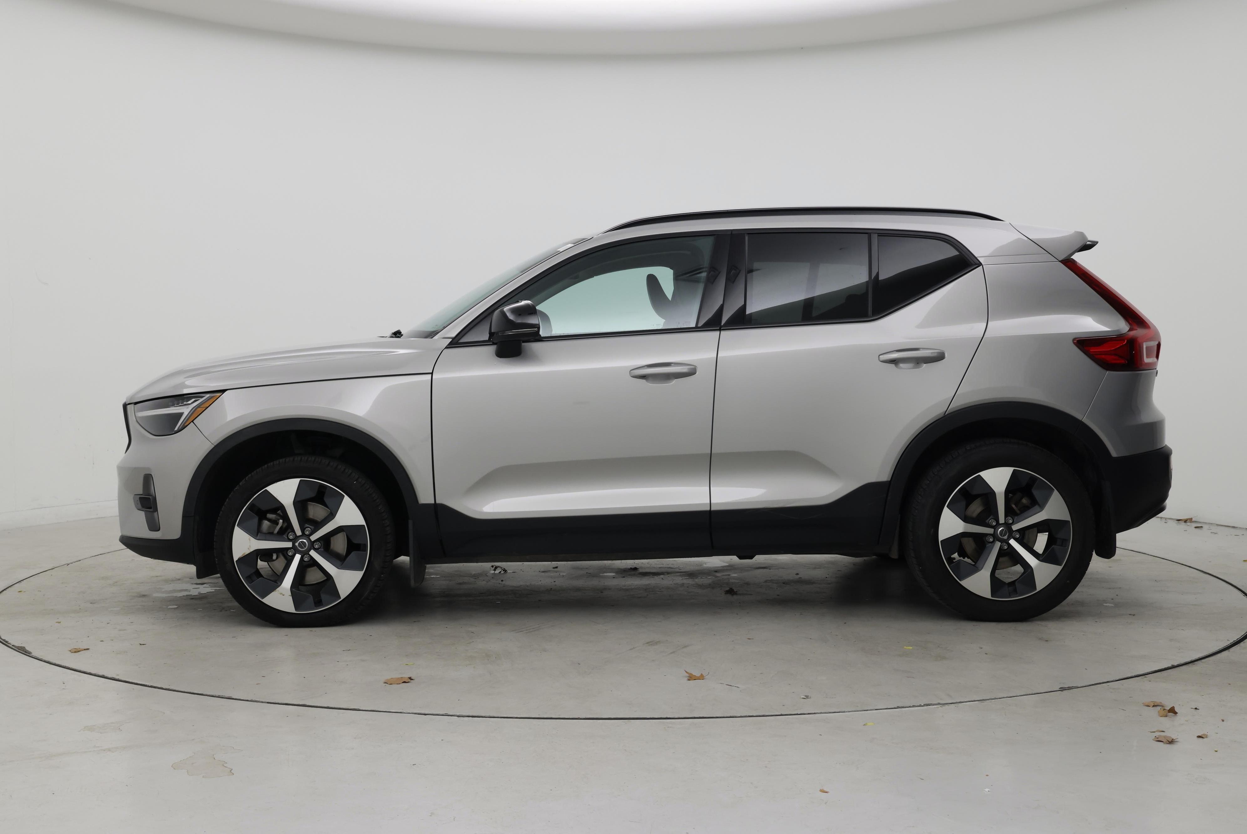 Thumbnail: 2023 Volvo XC40 - 3