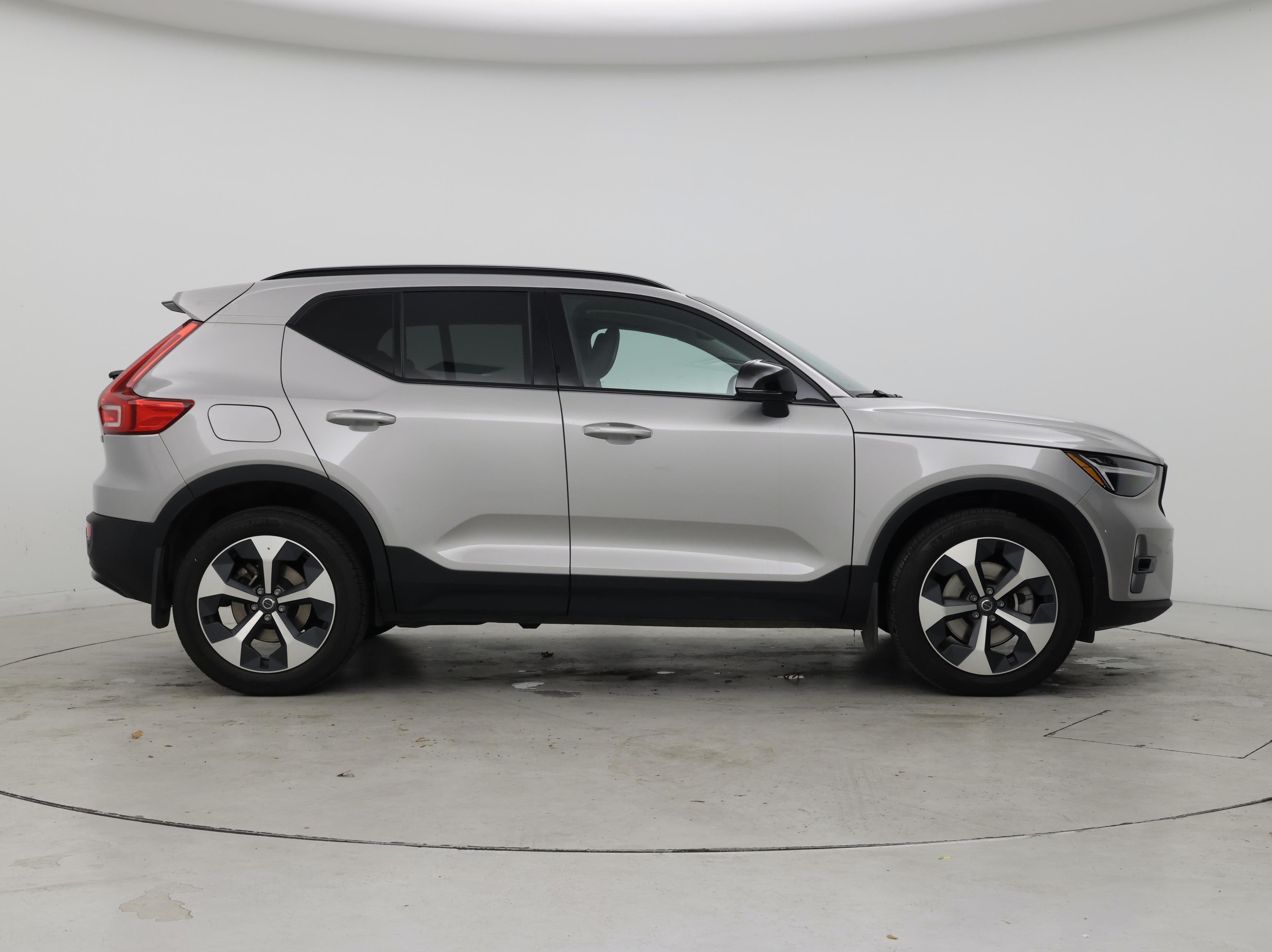 Thumbnail: 2023 Volvo XC40 - 7