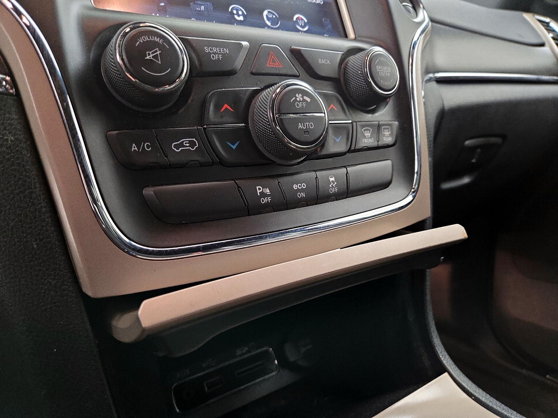 Thumbnail: 2015 Jeep Grand Cherokee - 17