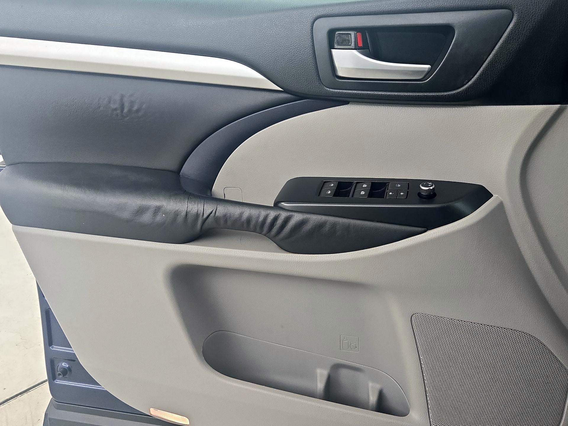 Thumbnail: 2015 Toyota Highlander - 12