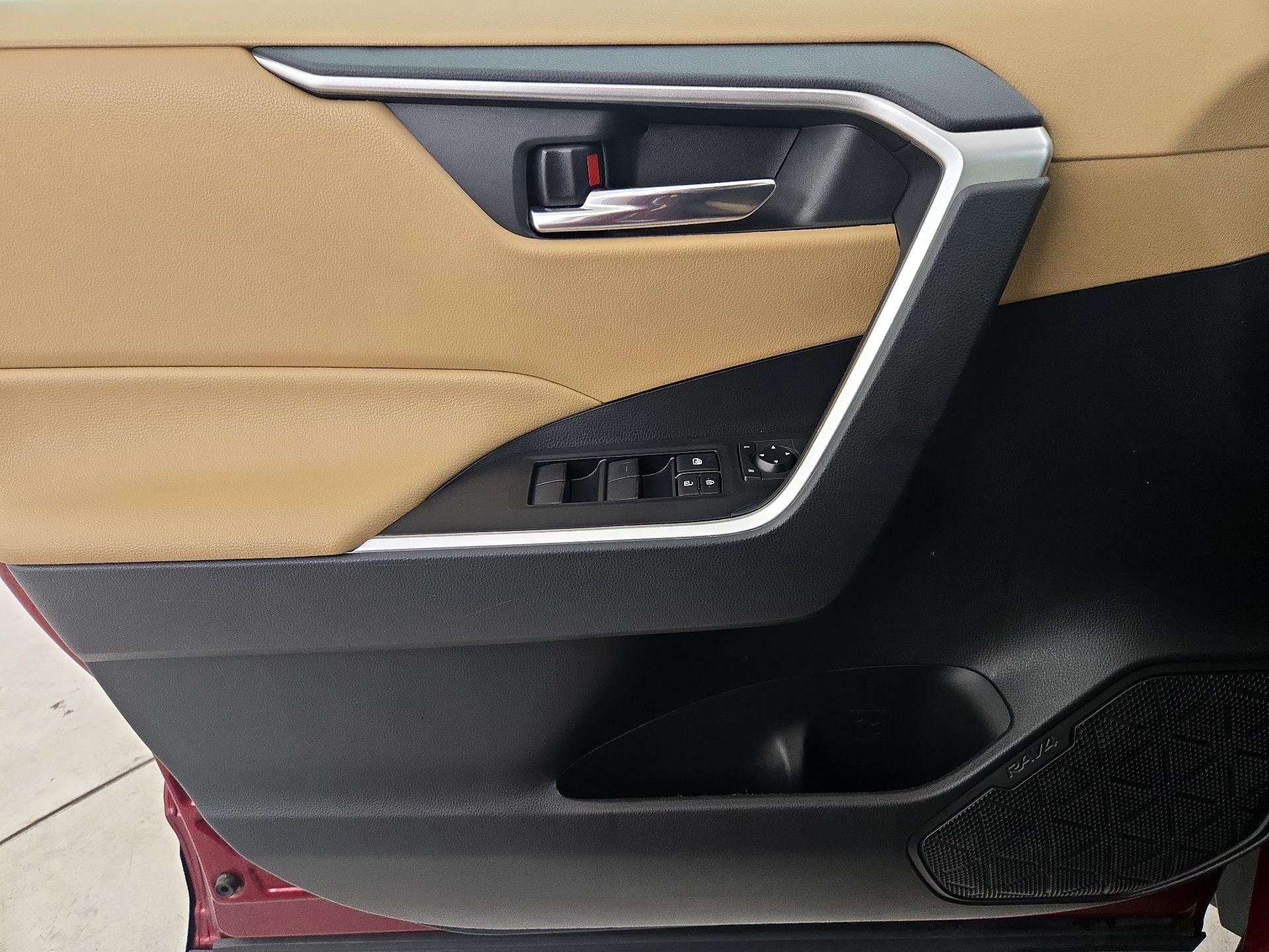 Thumbnail: 2020 Toyota RAV4 - 12