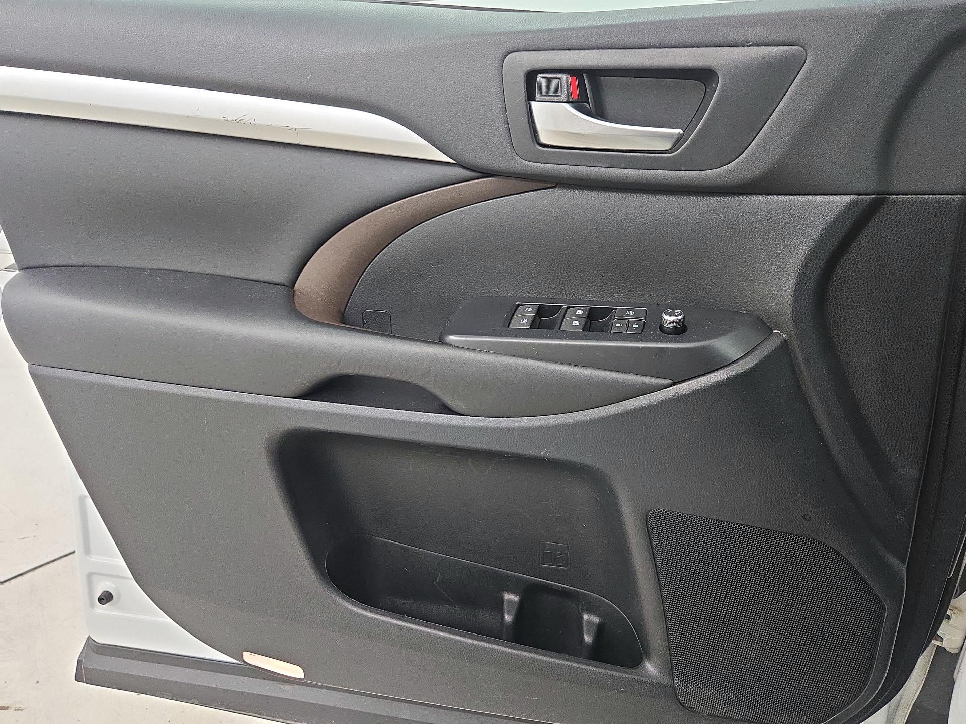 Thumbnail: 2019 Toyota Highlander - 12