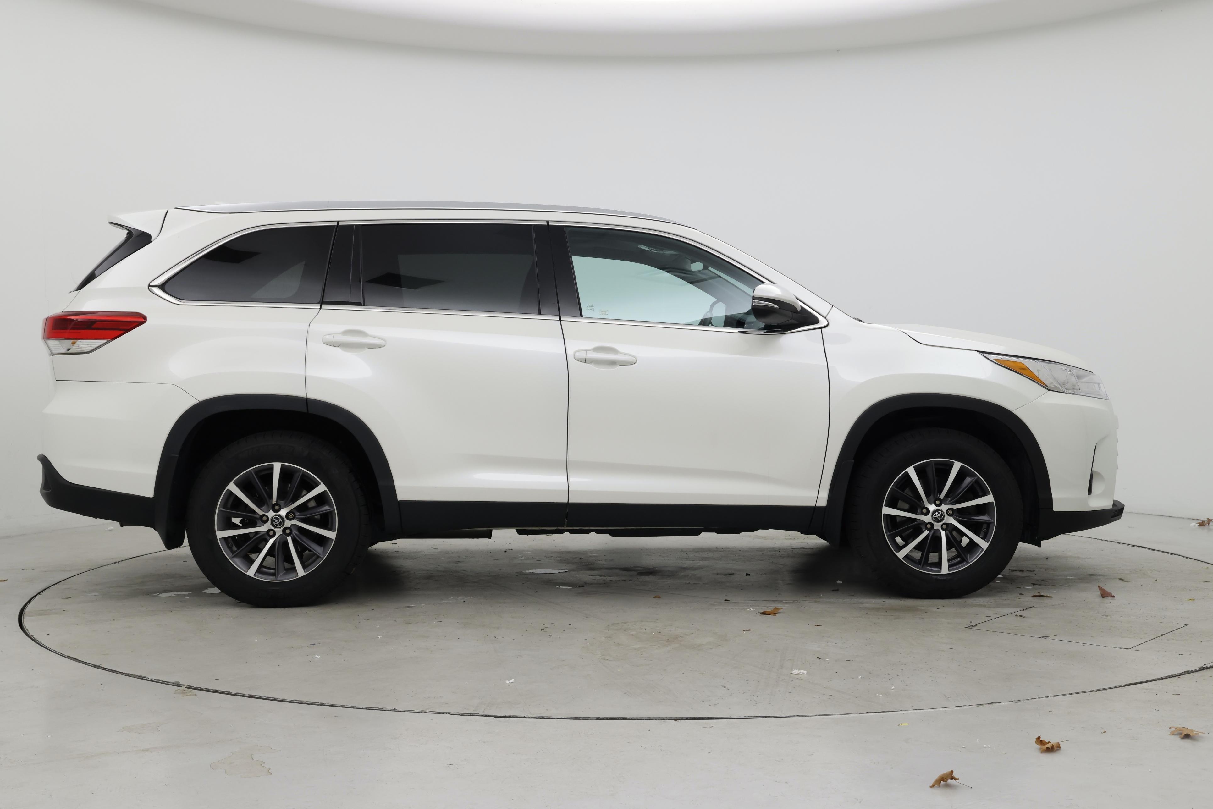 Thumbnail: 2019 Toyota Highlander - 7