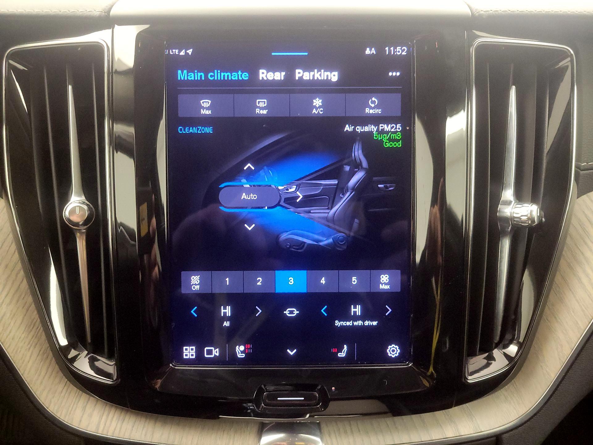 Thumbnail: 2022 Volvo XC60 - 17