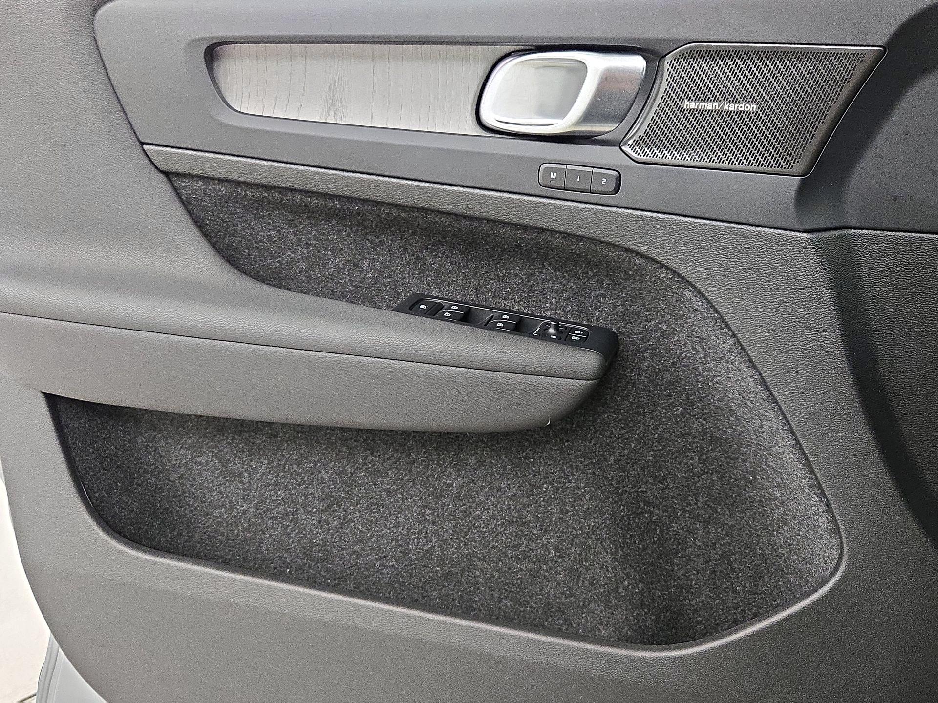 Thumbnail: 2024 Volvo XC40 - 12