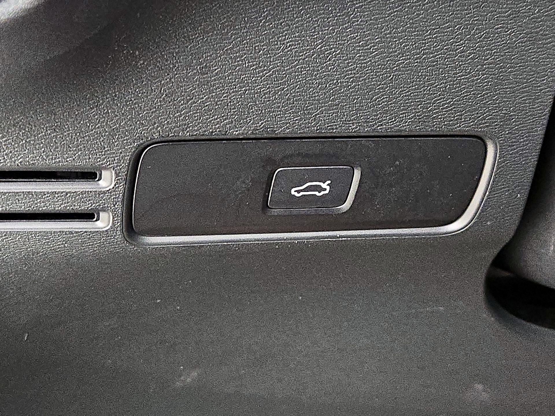 Thumbnail: 2024 Volvo XC40 - 13