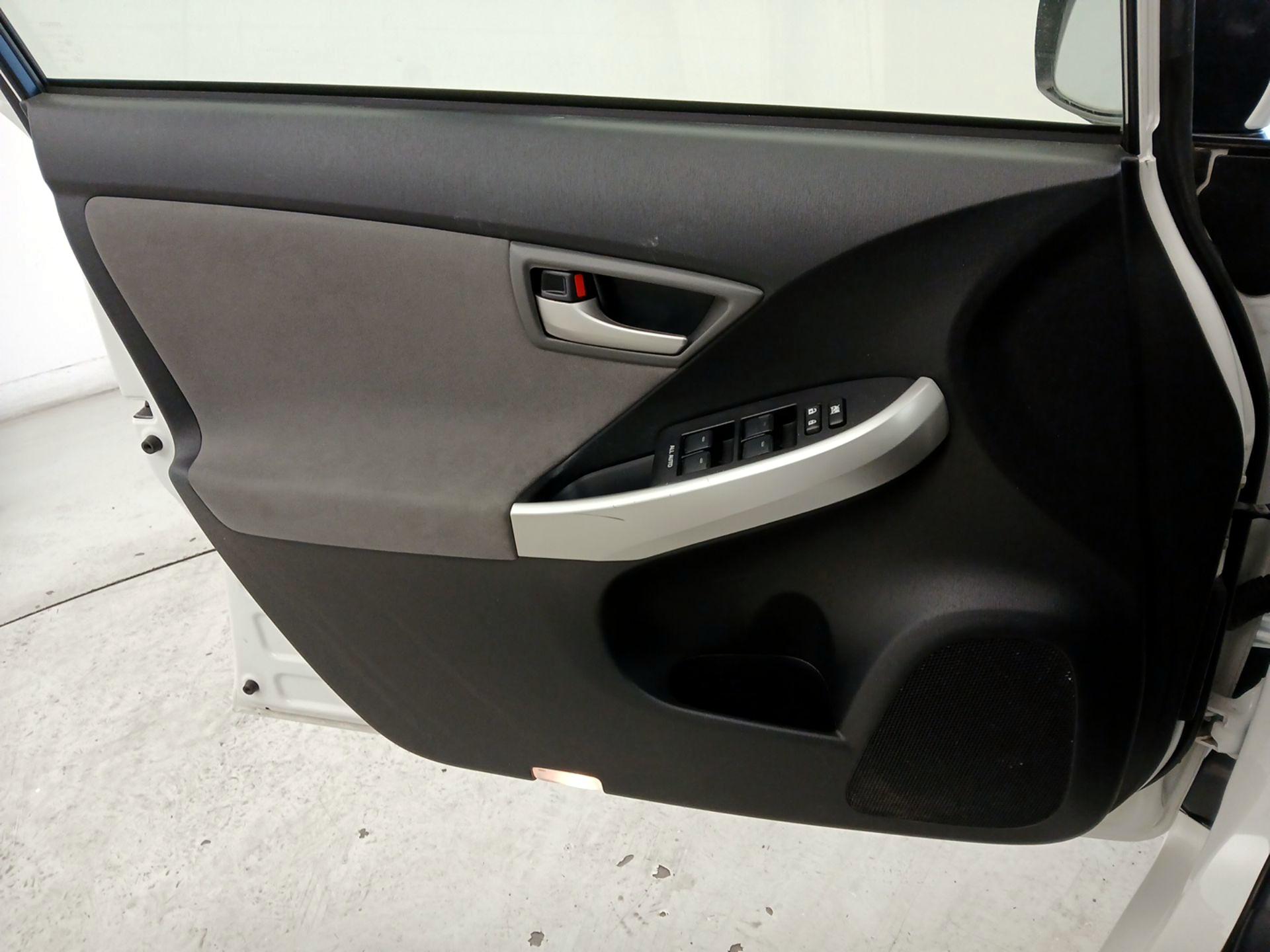 Thumbnail: 2015 Toyota Prius - 12