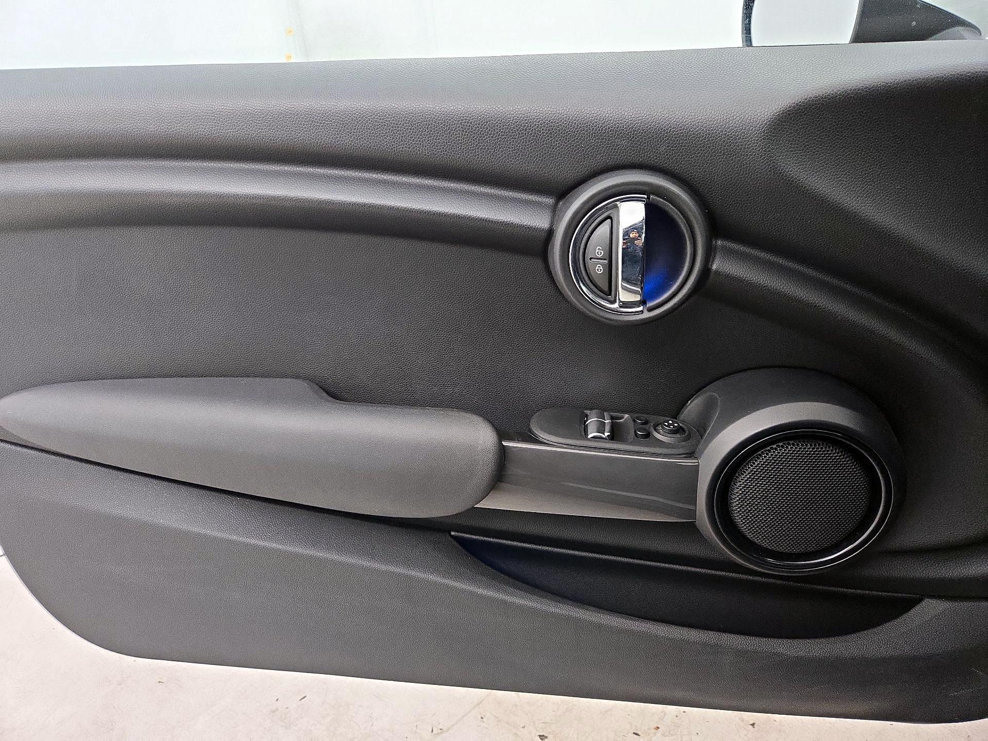 Thumbnail: 2015 MINI Cooper Hardtop - 12