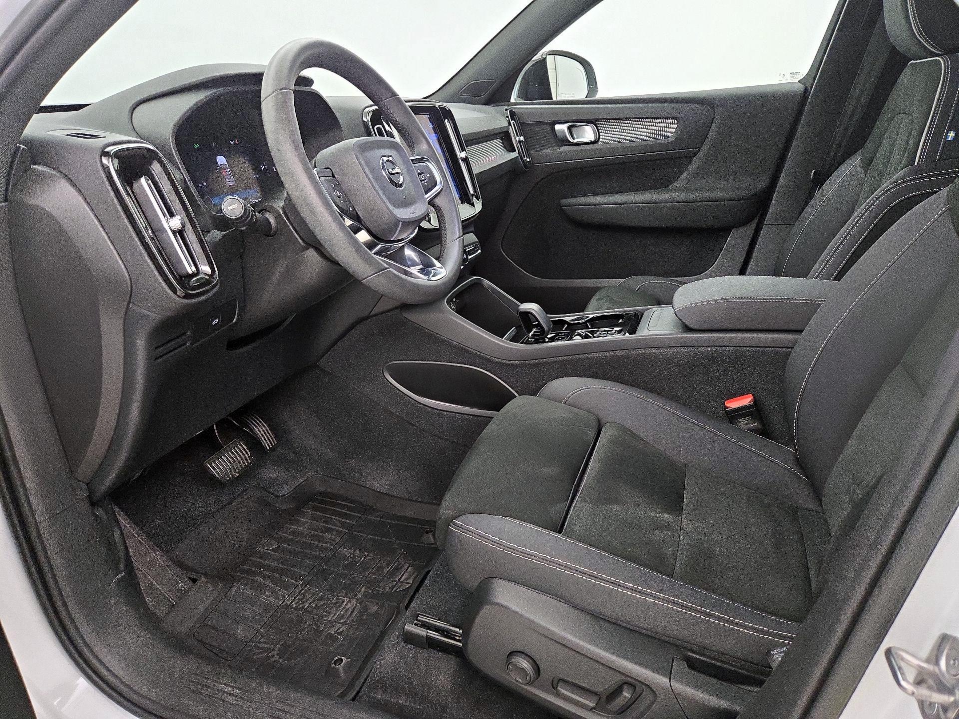 Thumbnail: 2023 Volvo XC40 - 11