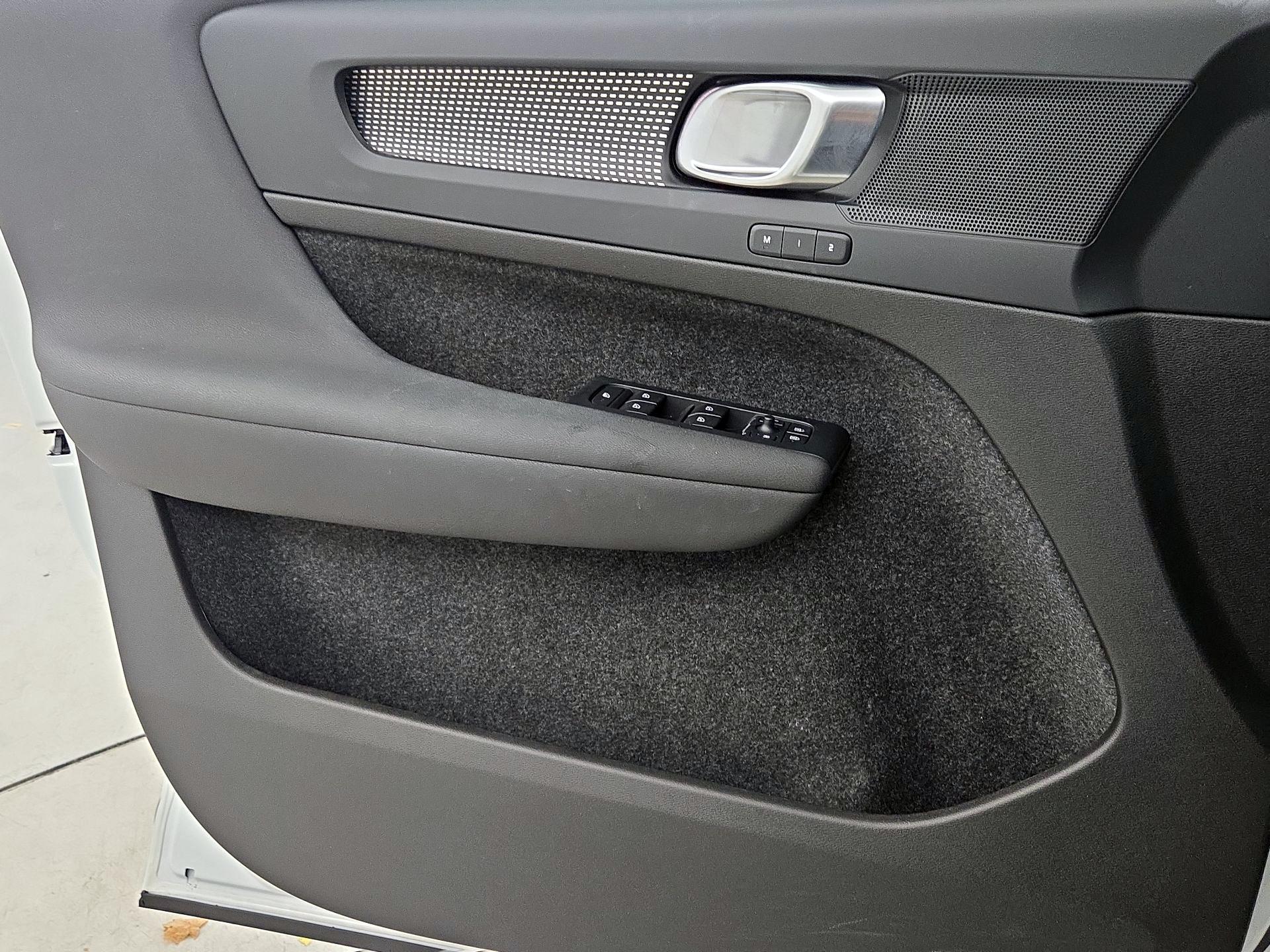 Thumbnail: 2023 Volvo XC40 - 12