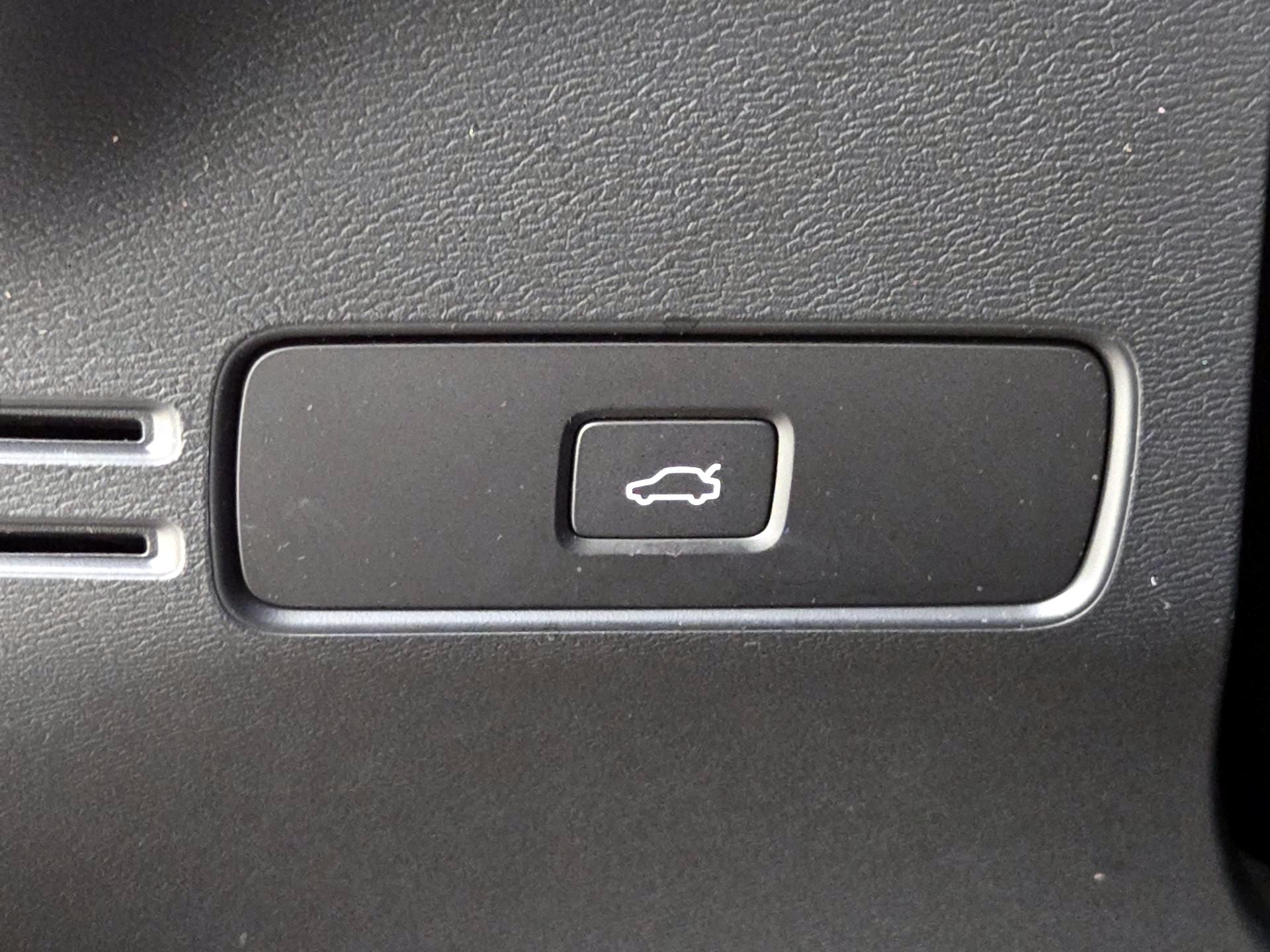 Thumbnail: 2023 Volvo XC40 - 13