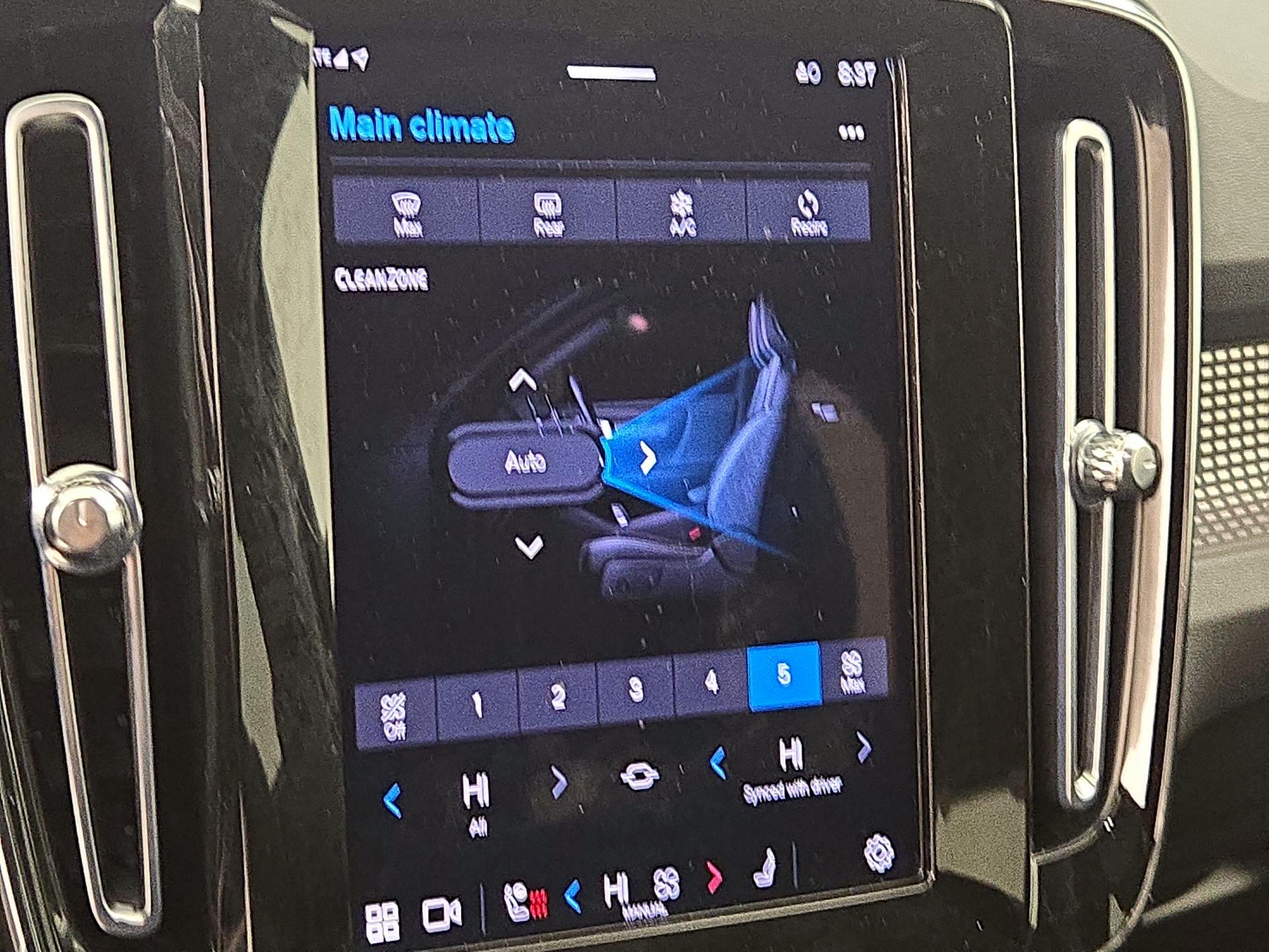 Thumbnail: 2023 Volvo XC40 - 17