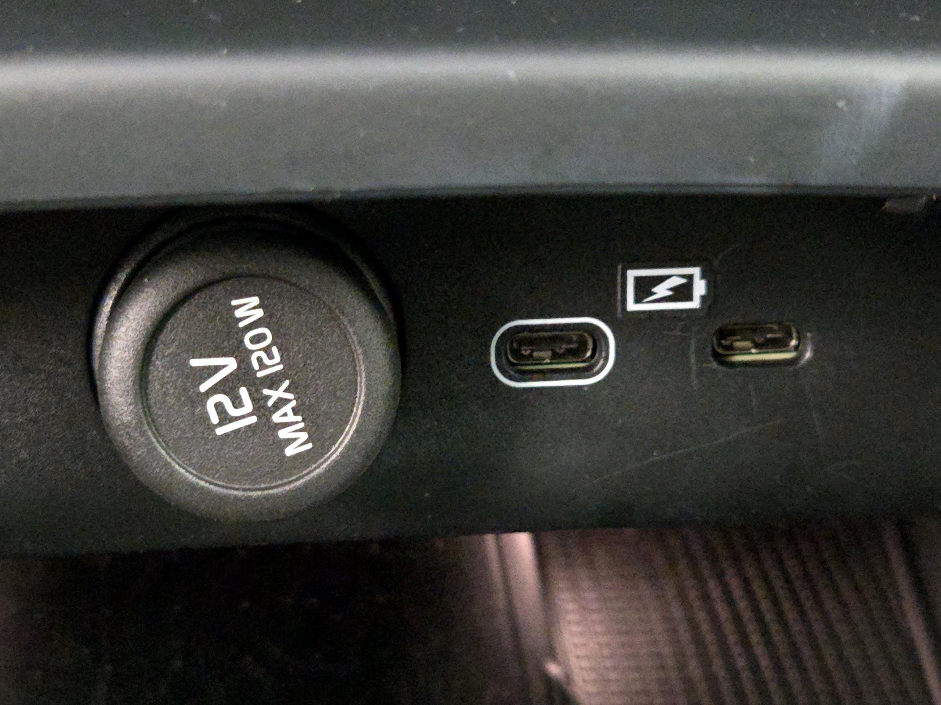 Thumbnail: 2023 Volvo XC40 - 19