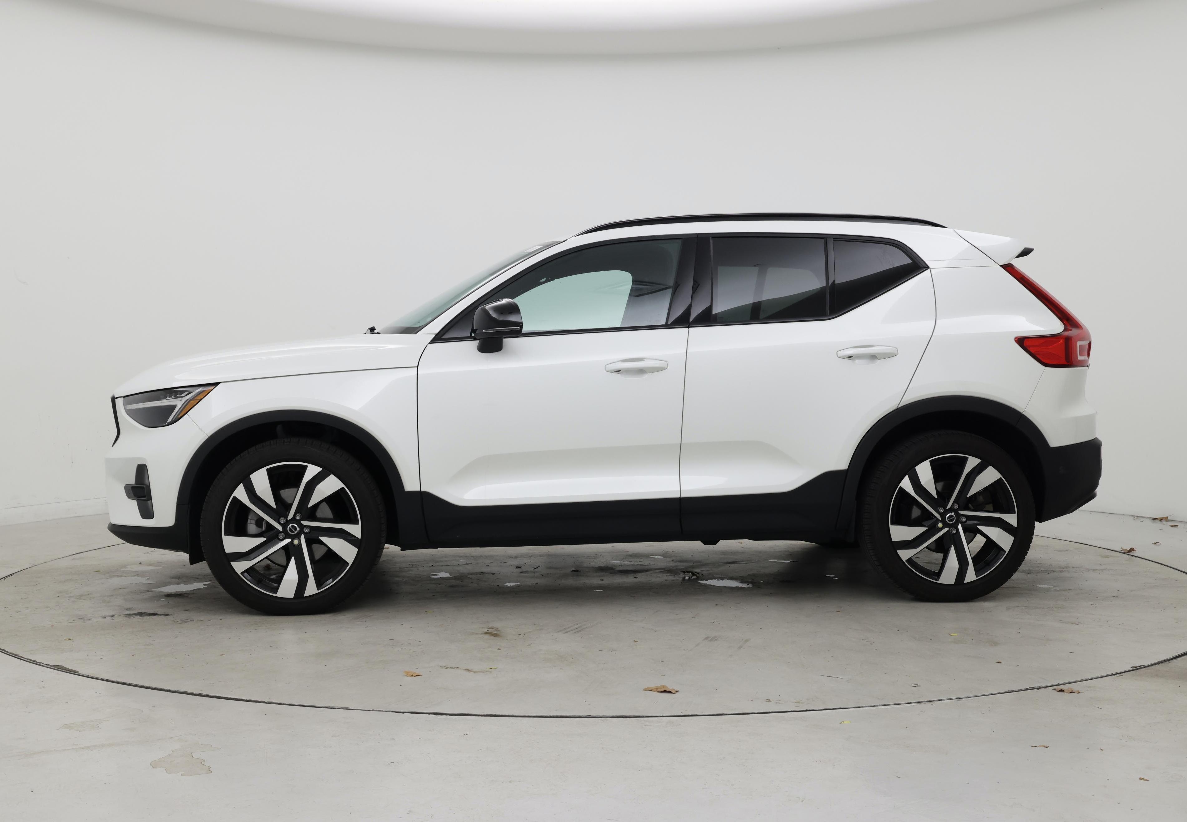 Thumbnail: 2023 Volvo XC40 - 3